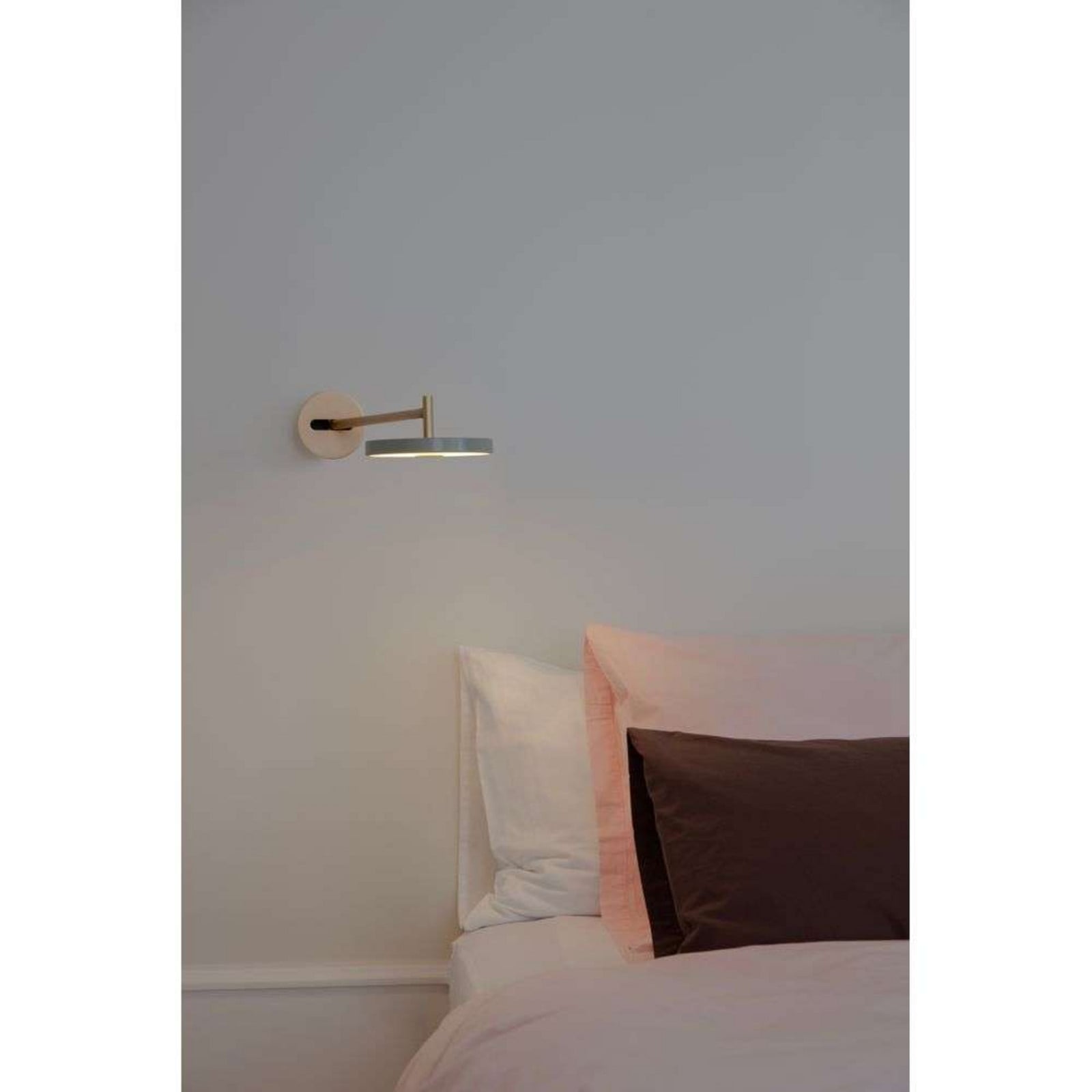 Asteria Long LED-v&auml;gglampa, oliv/m&auml;ssing, fast installation &ndash; UMAGE - Vardagsrum - Design - Metall - Med en ljusk&auml;lla