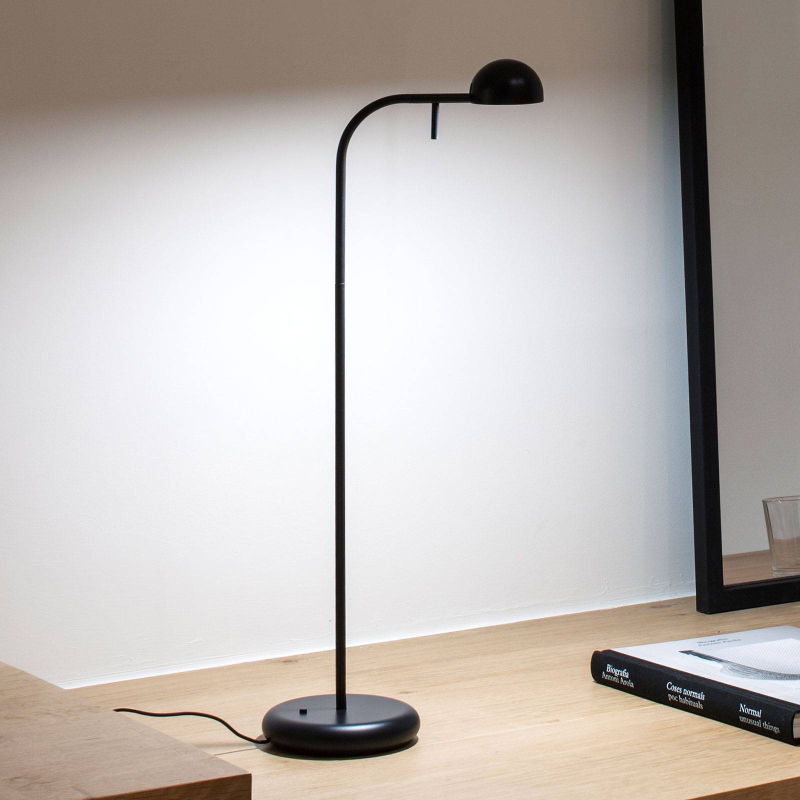 E-shop Vibia Pin 1650 stolná LED lampa dĺžka 23 cm čierna