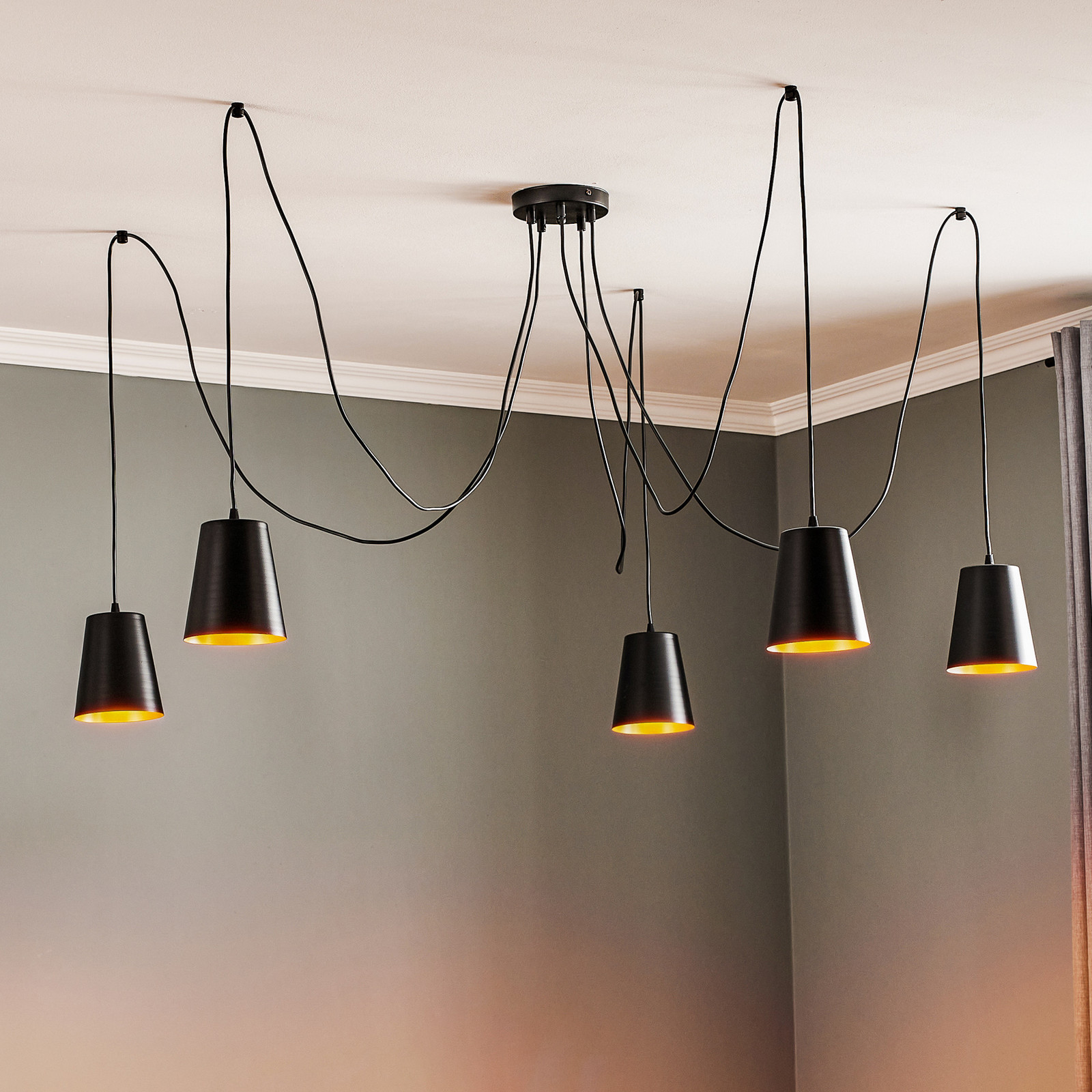 EMIBIG LIGHTING Lampă suspendată Link cu 5 abajururi individuale negru - Camera de zi / sufragerie - Modern - negru auriu - Metal