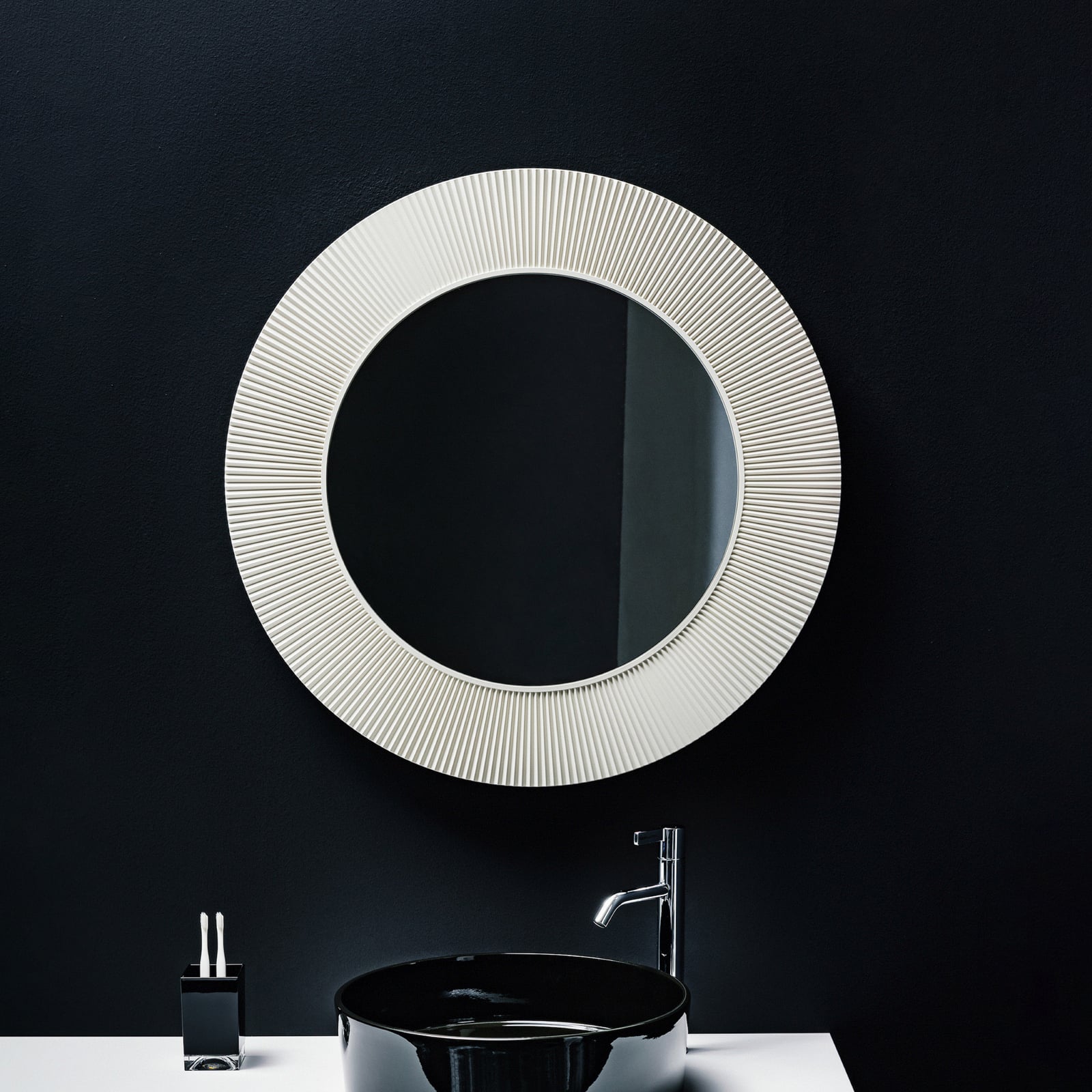 All Saints wall mirror, white, Ø 78 cm - Kartell All Saints wall mirror, white, Ø 78 cm - Kartell