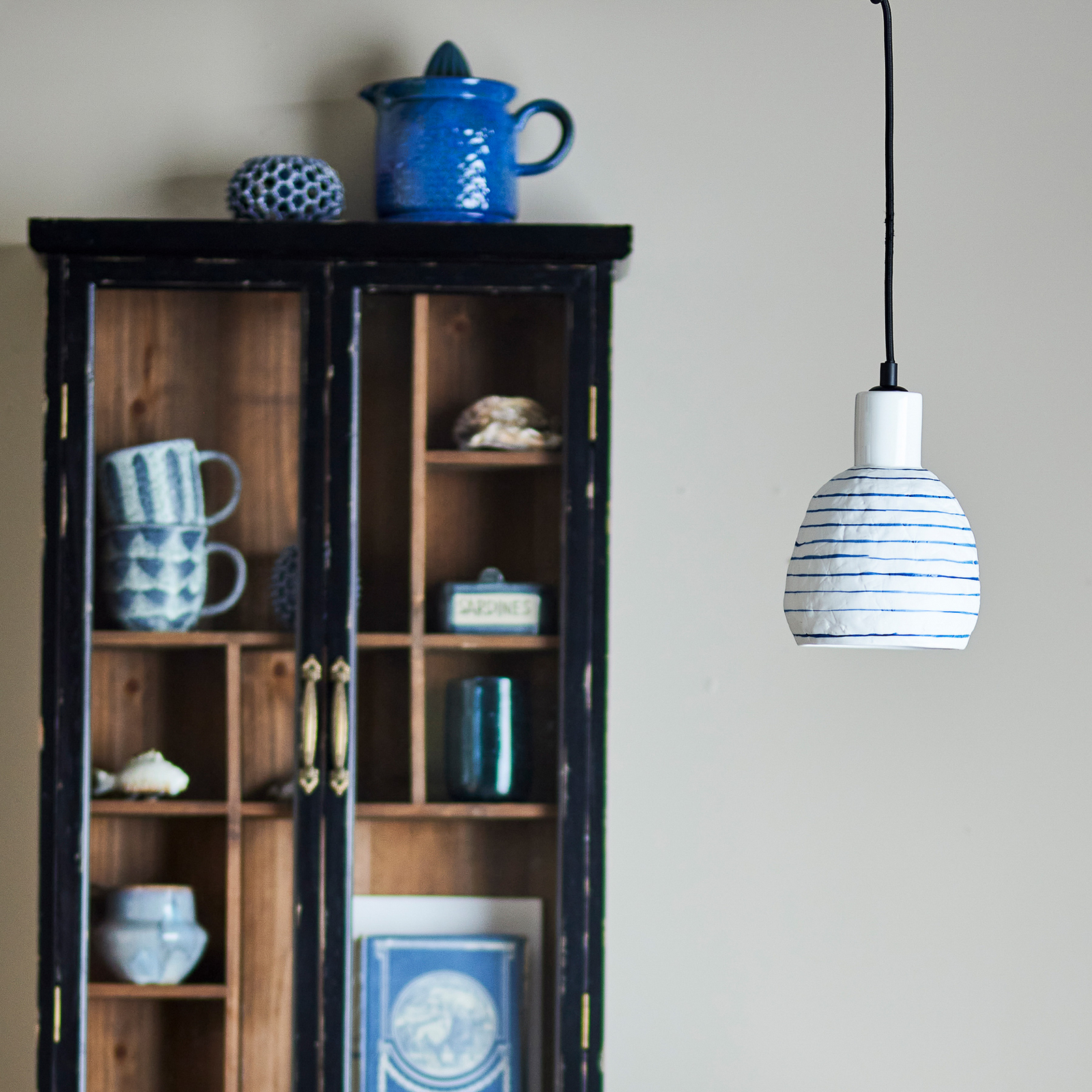 Suspension Elga, blanc/bleu, Ø 15 cm, céramique - Bloomingville Suspension Elga, blanc/bleu, Ø 15 cm, céramique - Bloomingville