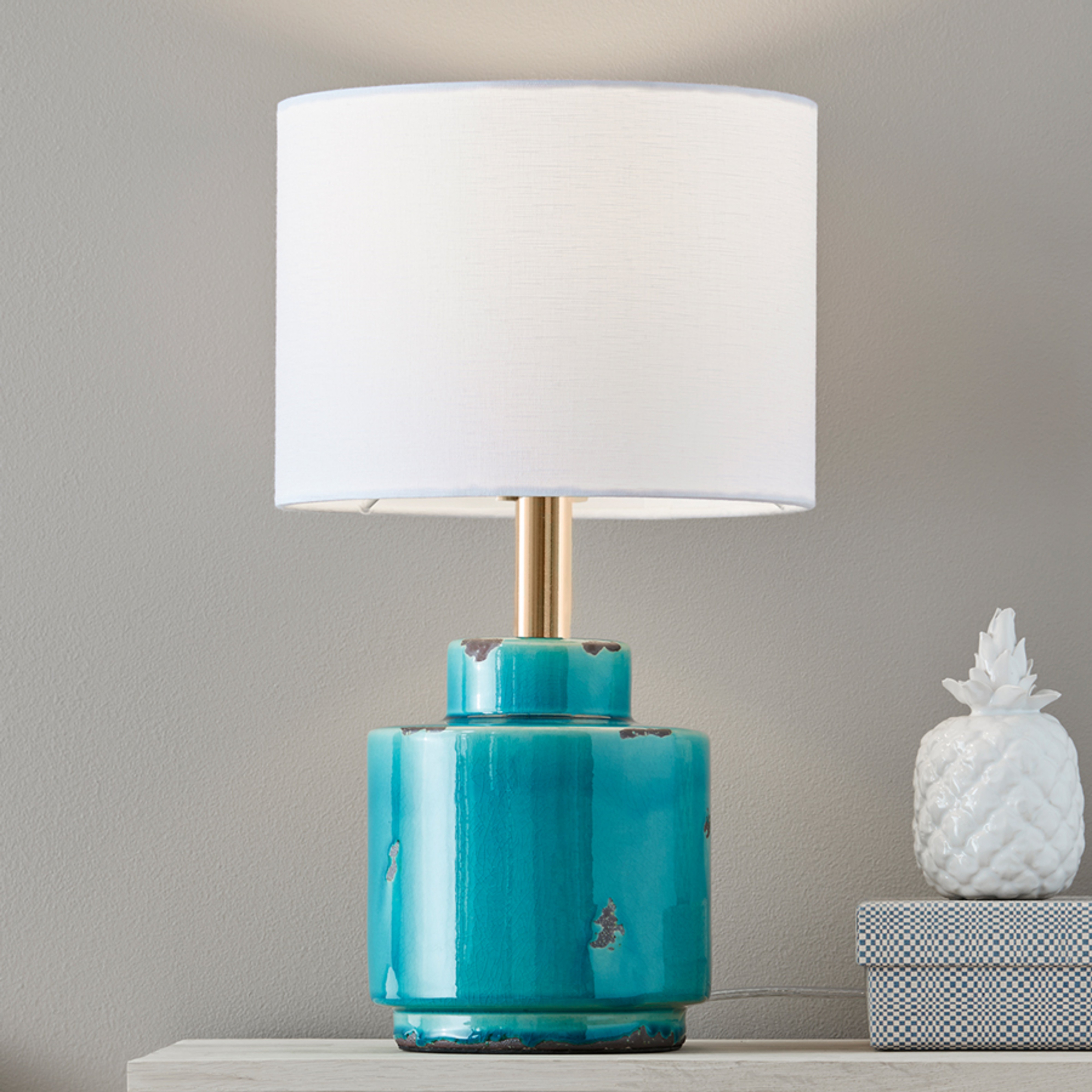 Lampada da tavolo in tessuto Cous con base in ceramica