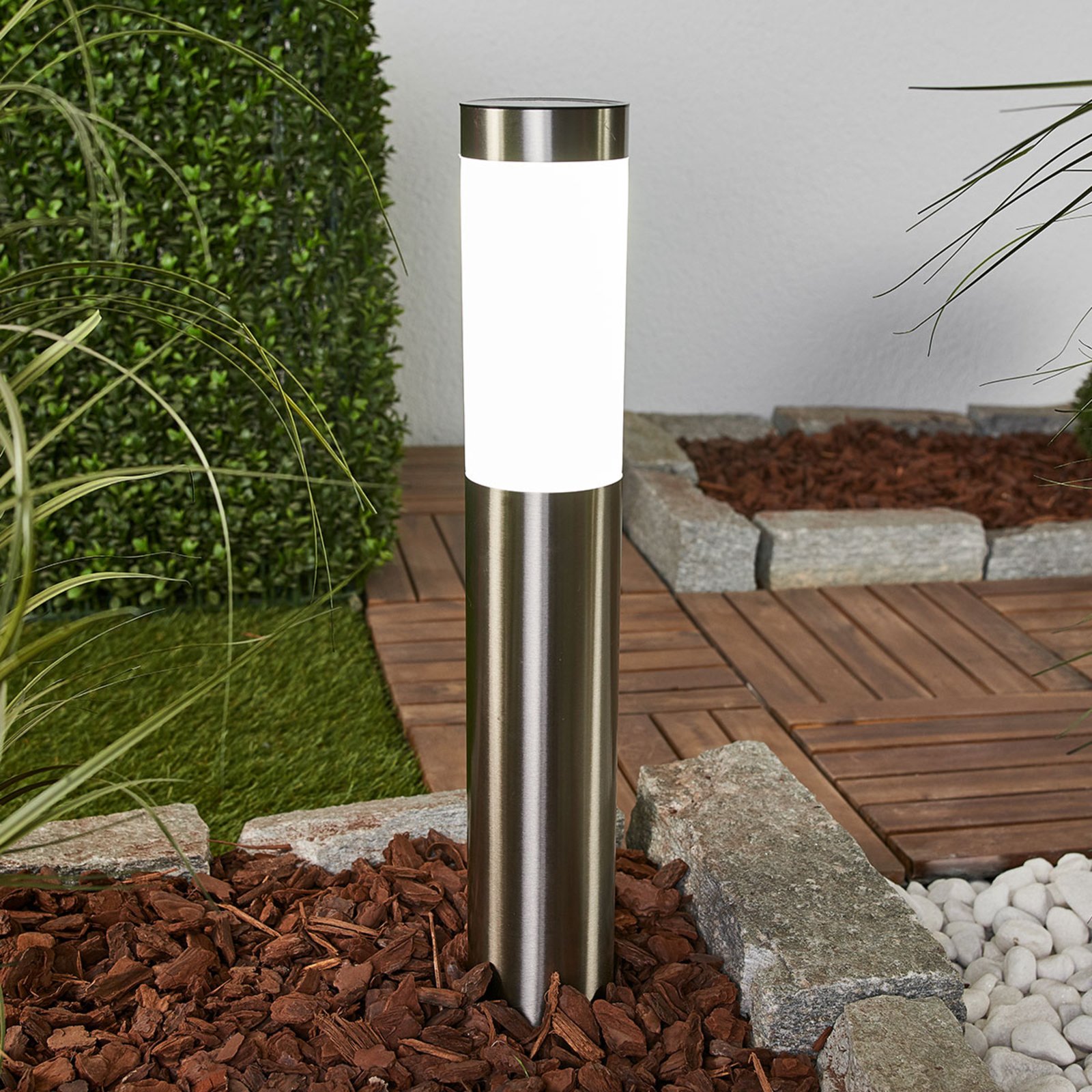 Lindby lámpara LED solar Aleeza con pica de tierra