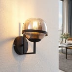 Lindby sienas lampa Marinka, augstums 20 cm, melna, dūmu stikls