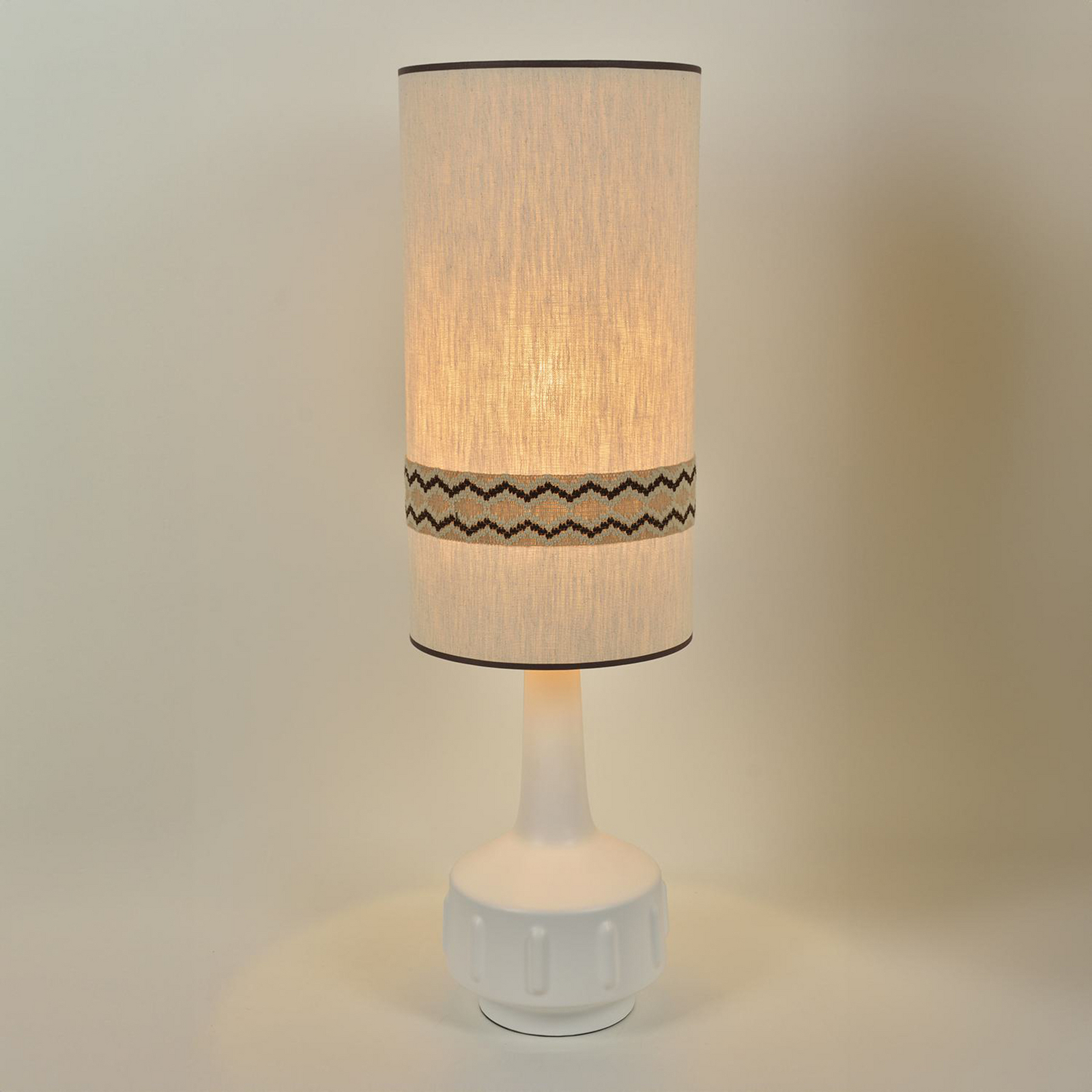 Jimmy Stehlampe weiß/beige Borte 121 cm - MARKET SET Jimmy Stehlampe weiß/beige Borte 121 cm - MARKET SET