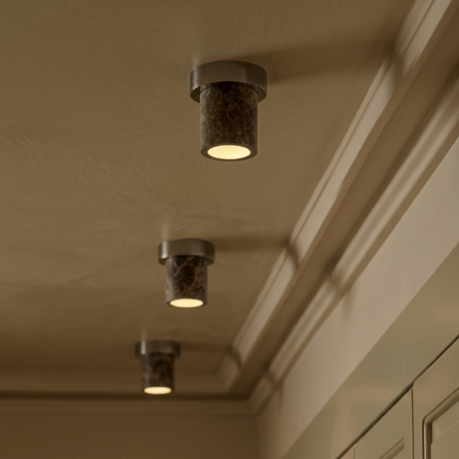 Downlight Miss Marble, cinzento/latão brünado - DESIGN BY US