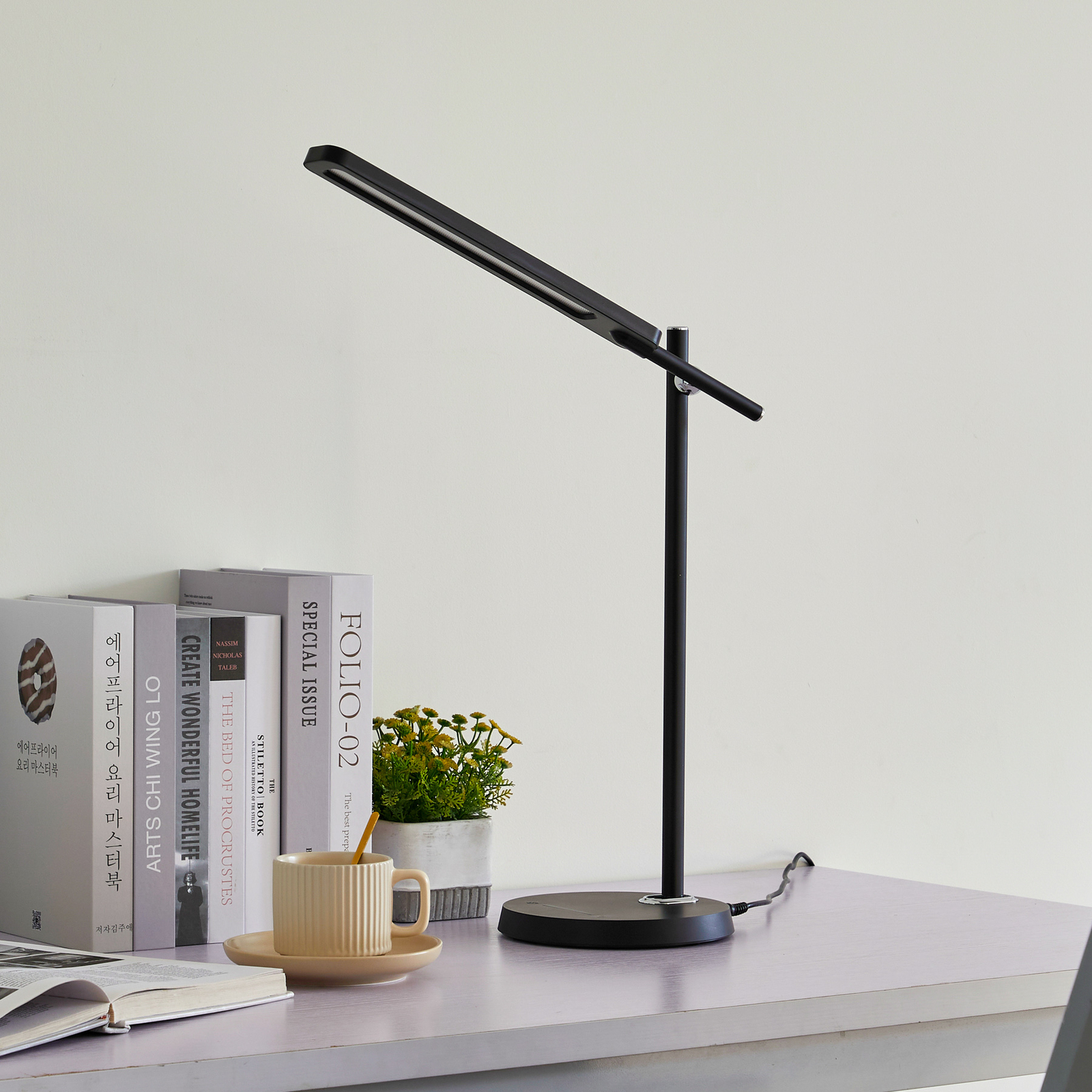 Lindby Valtorin lampada LED da scrivania, nero
