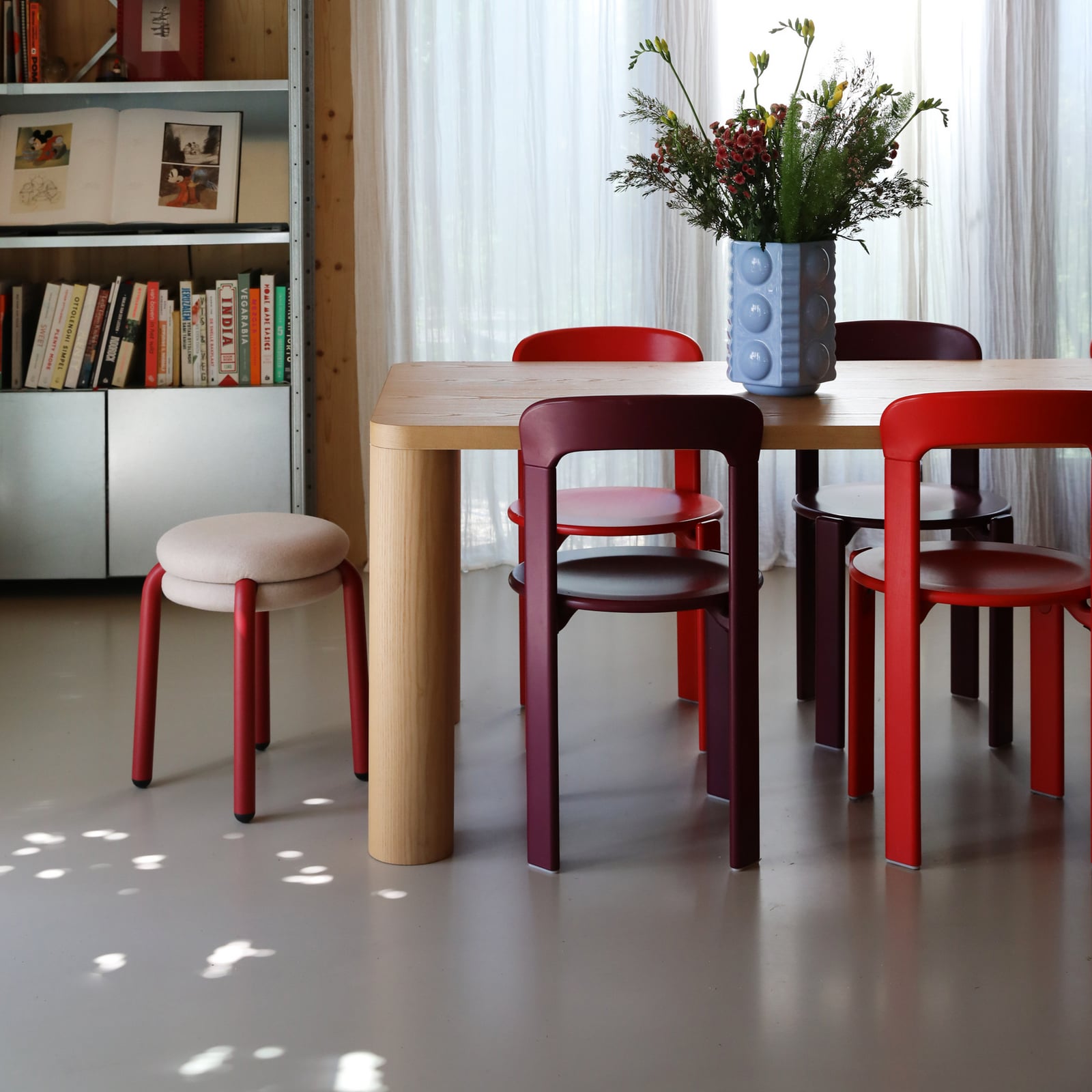 Chaise Macaron, beige/rouge, métal, hauteur 47 cm - &Klevering