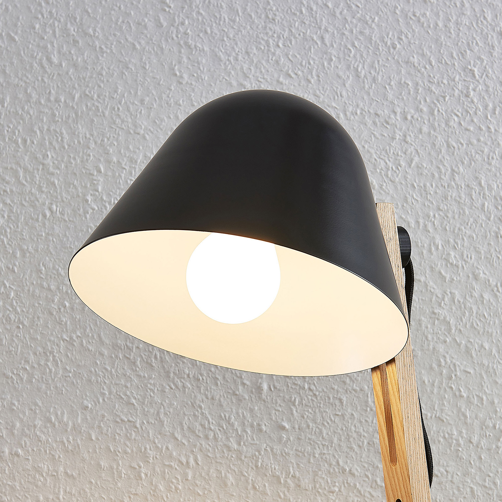 Lindby Tetja tafellamp met houten paal, zwart