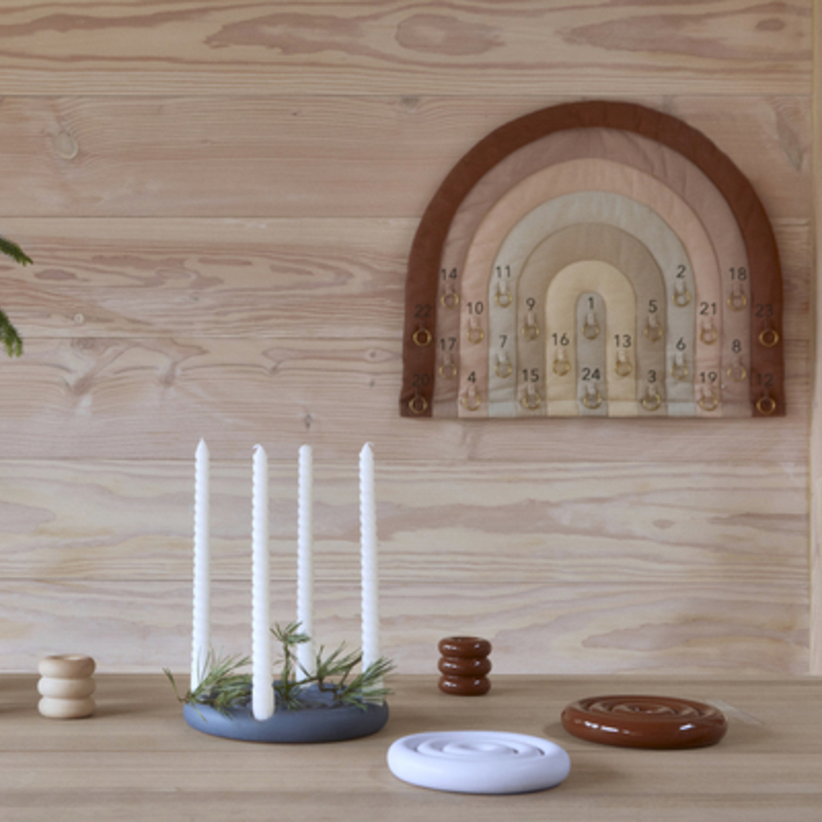 Savi-kynttilänjalka, ruskea, halkaisija 17 cm, keramiikka – OYOY Living Design Savi-kynttilänjalka, ruskea, halkaisija 17 cm, keramiikka – OYOY Living Design