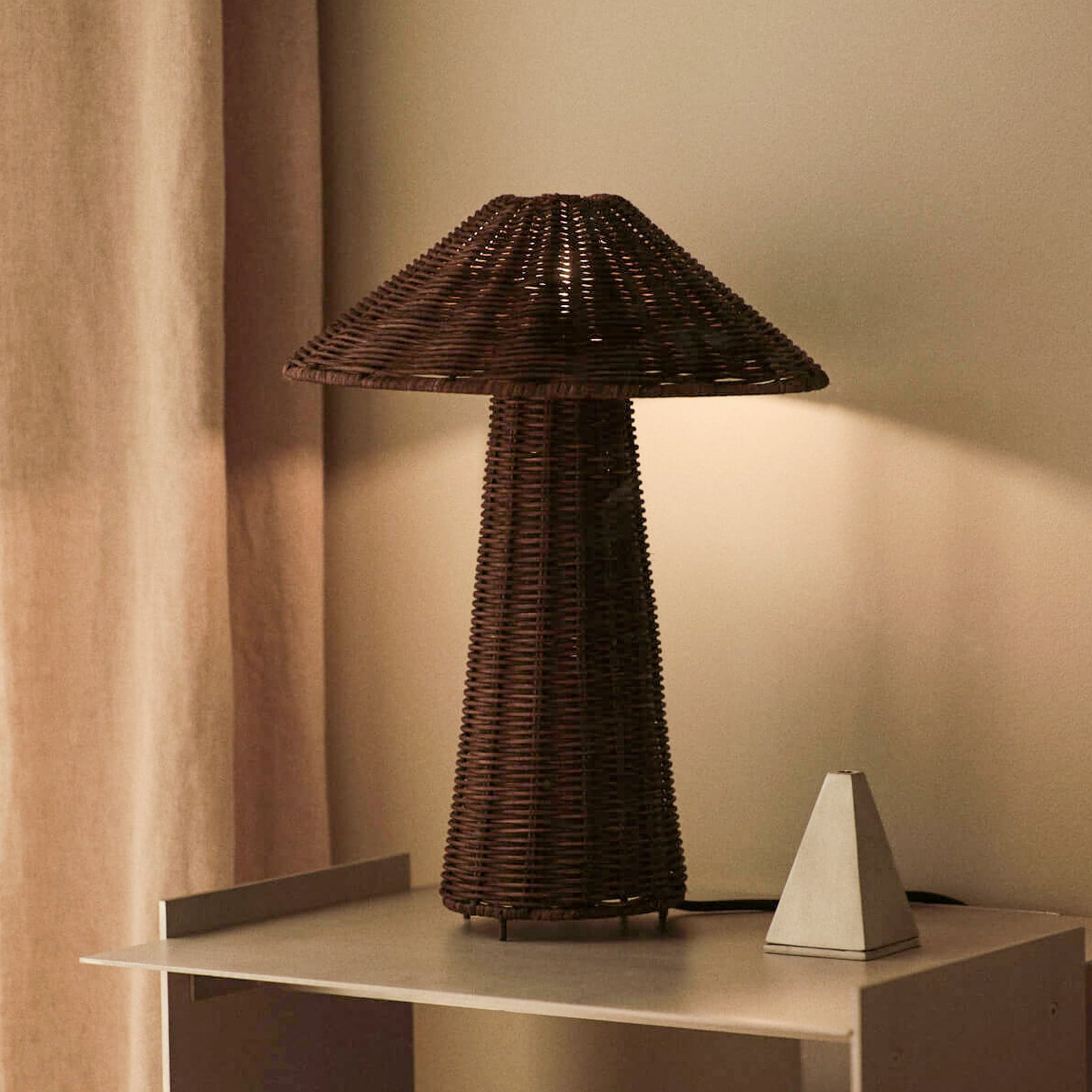 Dou bordlampe, mørkebrun, høyde 40 cm, rotting – ferm LIVING - Stue - Design - Tre - Med en lyskilde