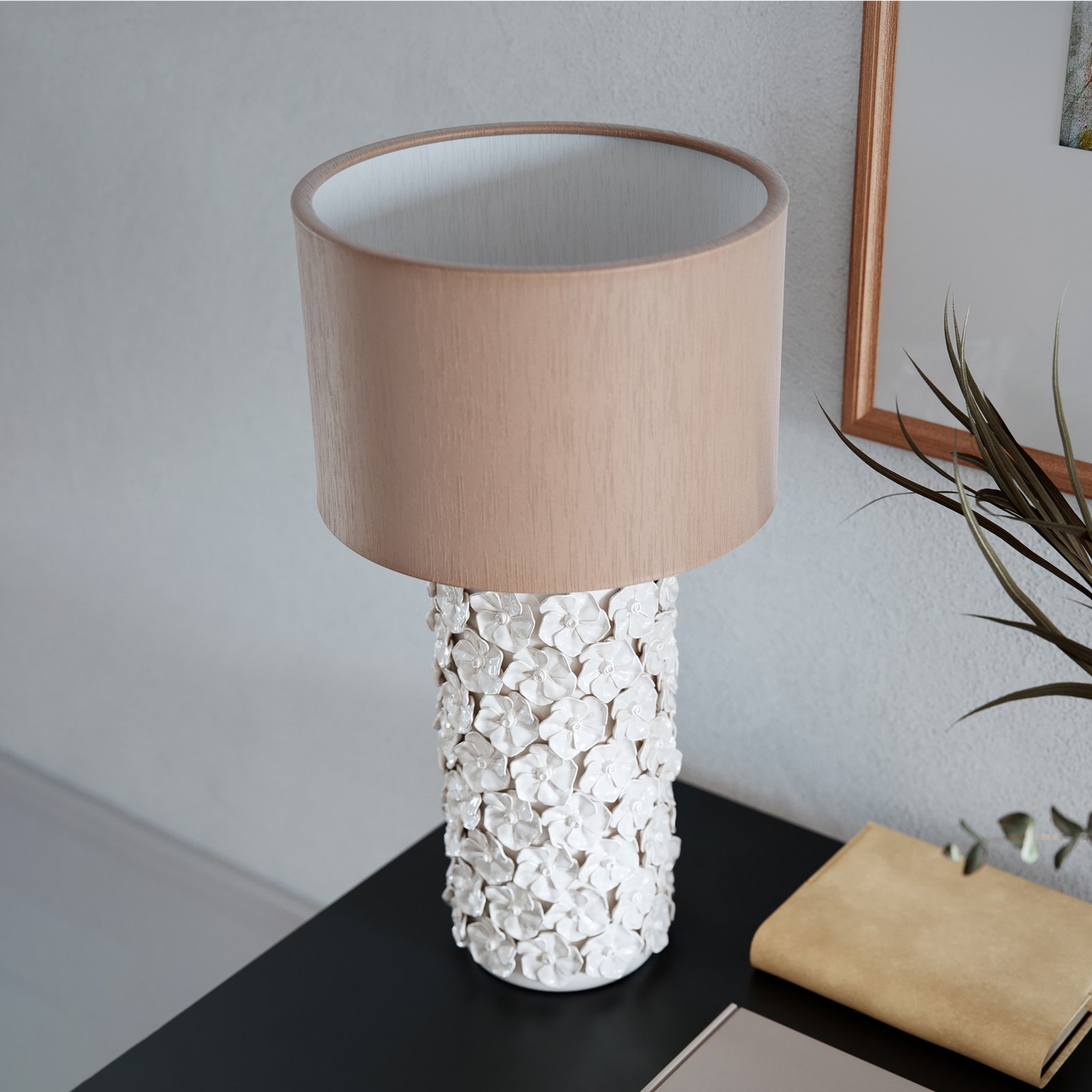 By Rydéns Fiore bordlampe, beige, keramikk, høyde 54 cm