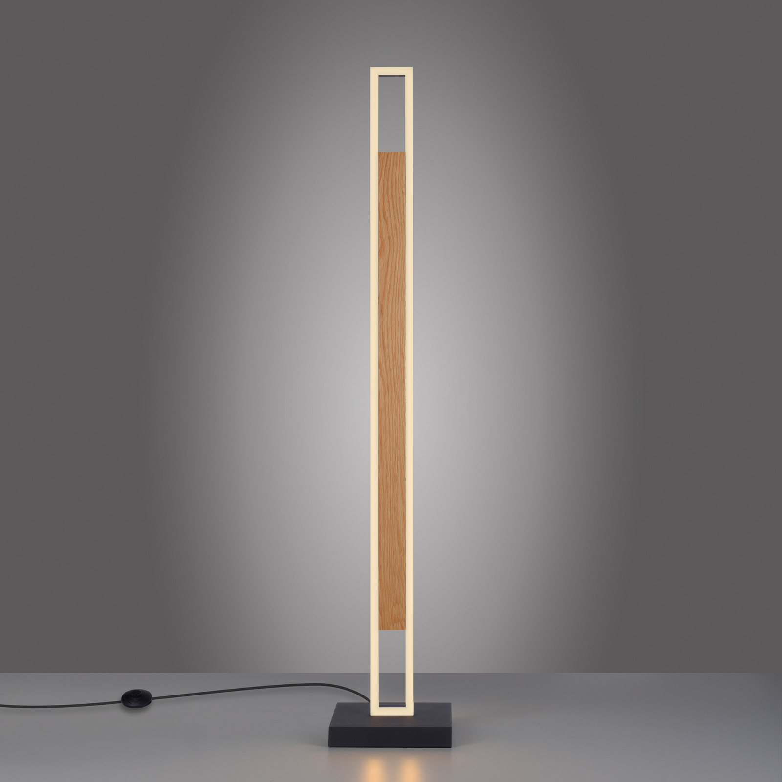 Sveja LED álló lámpa, fekete/fa színű, magasság 140 cm, CCT Sveja LED álló lámpa, fekete/fa színű, magasság 140 cm, CCT