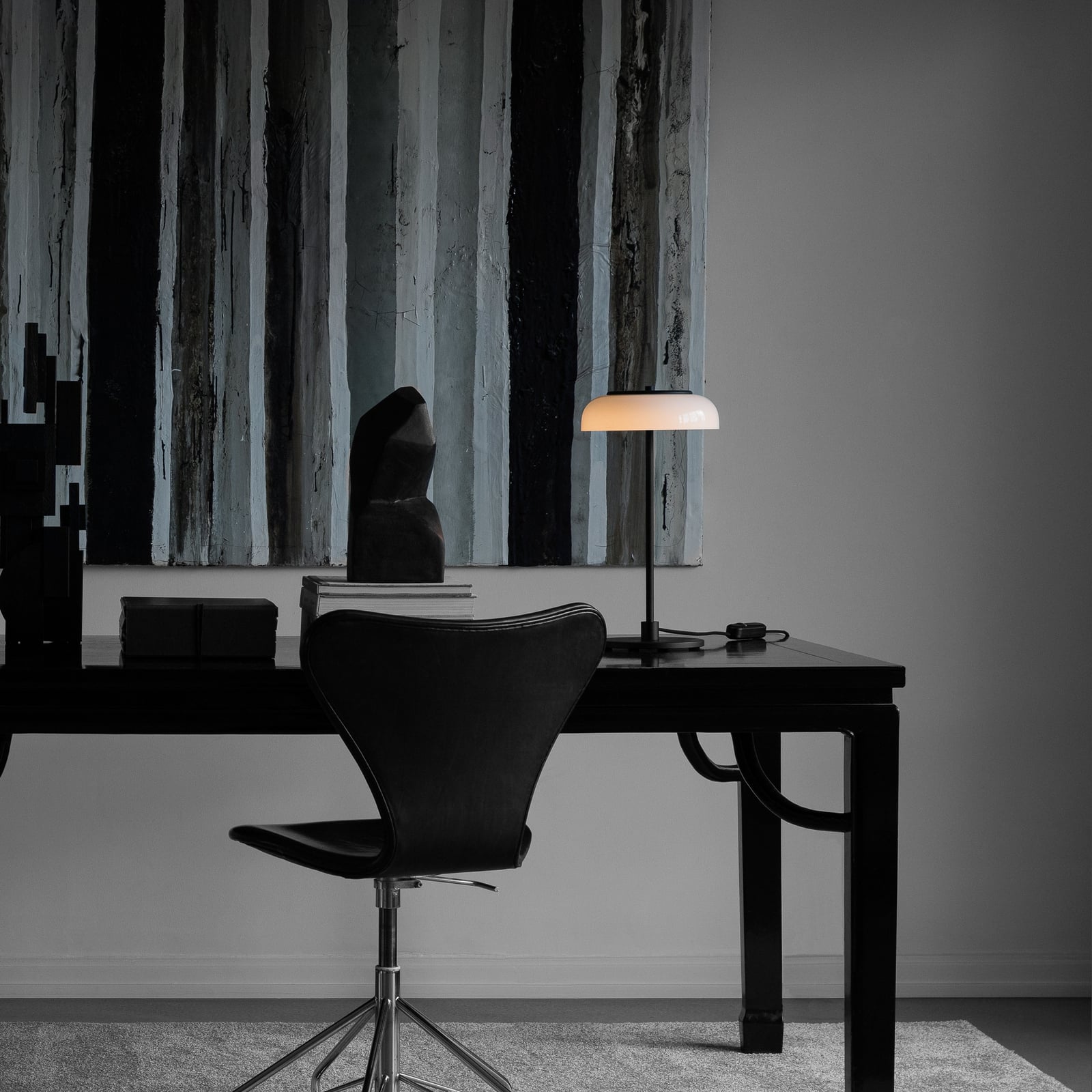 Nuura LED-laualamp Blossi, kõrgus 43 cm, must/opaalklaas