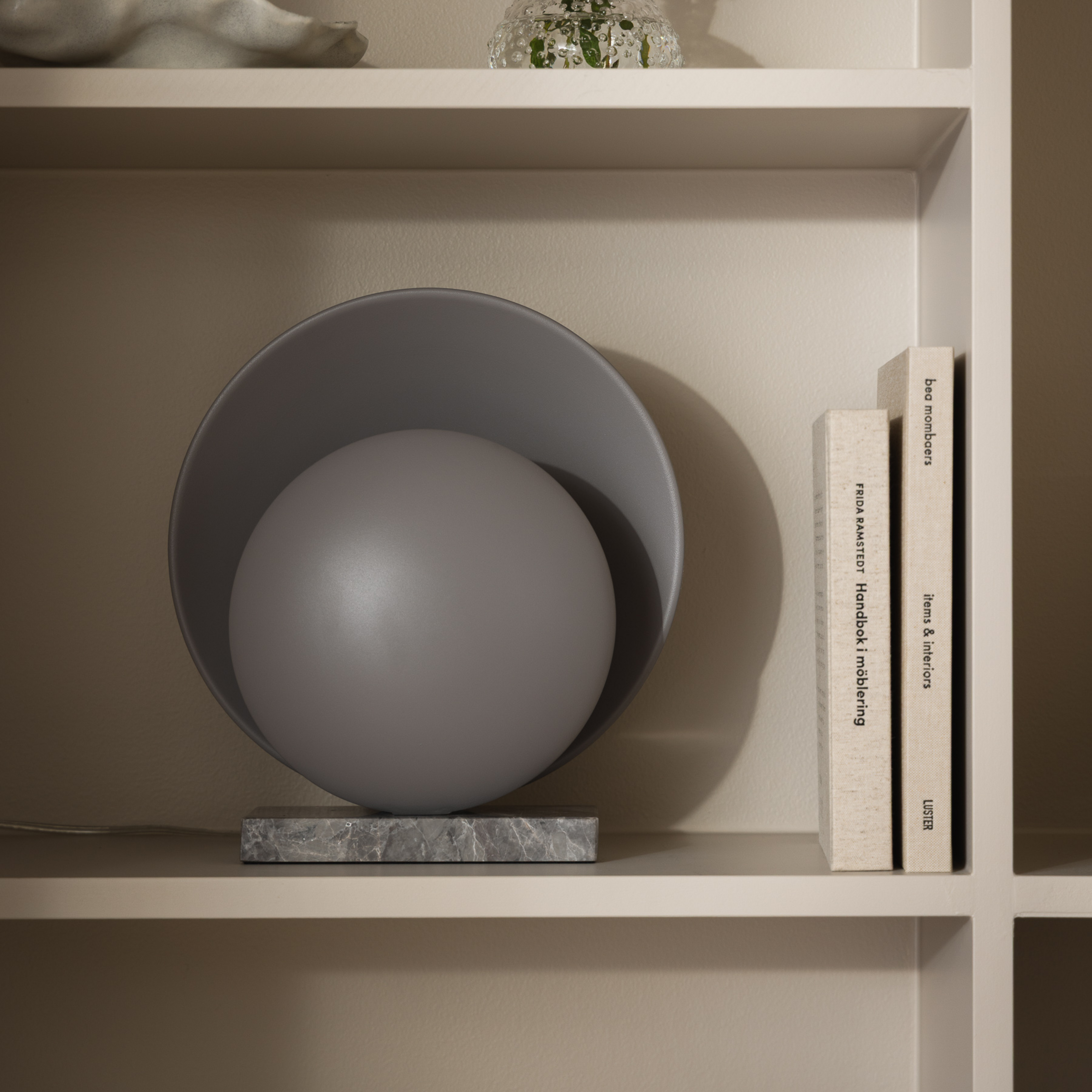 lampe à poser Orbit gris marbre hauteur 32 cm - Globen Lighting