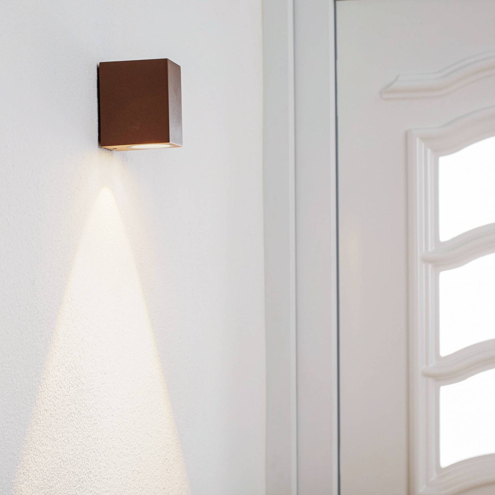 Lucande Rostbrun LED-utomhusvägglampa Tavi höjd 9,5 cm