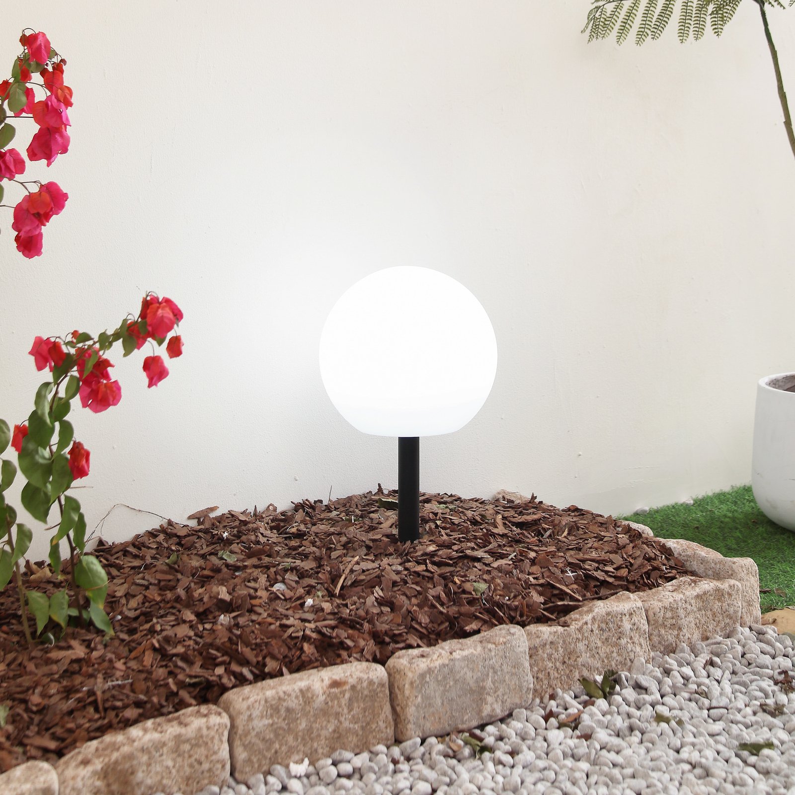 Lampe solaire LED Lindby Lago, Ø 25 cm, boule, piquet de terre, blanc