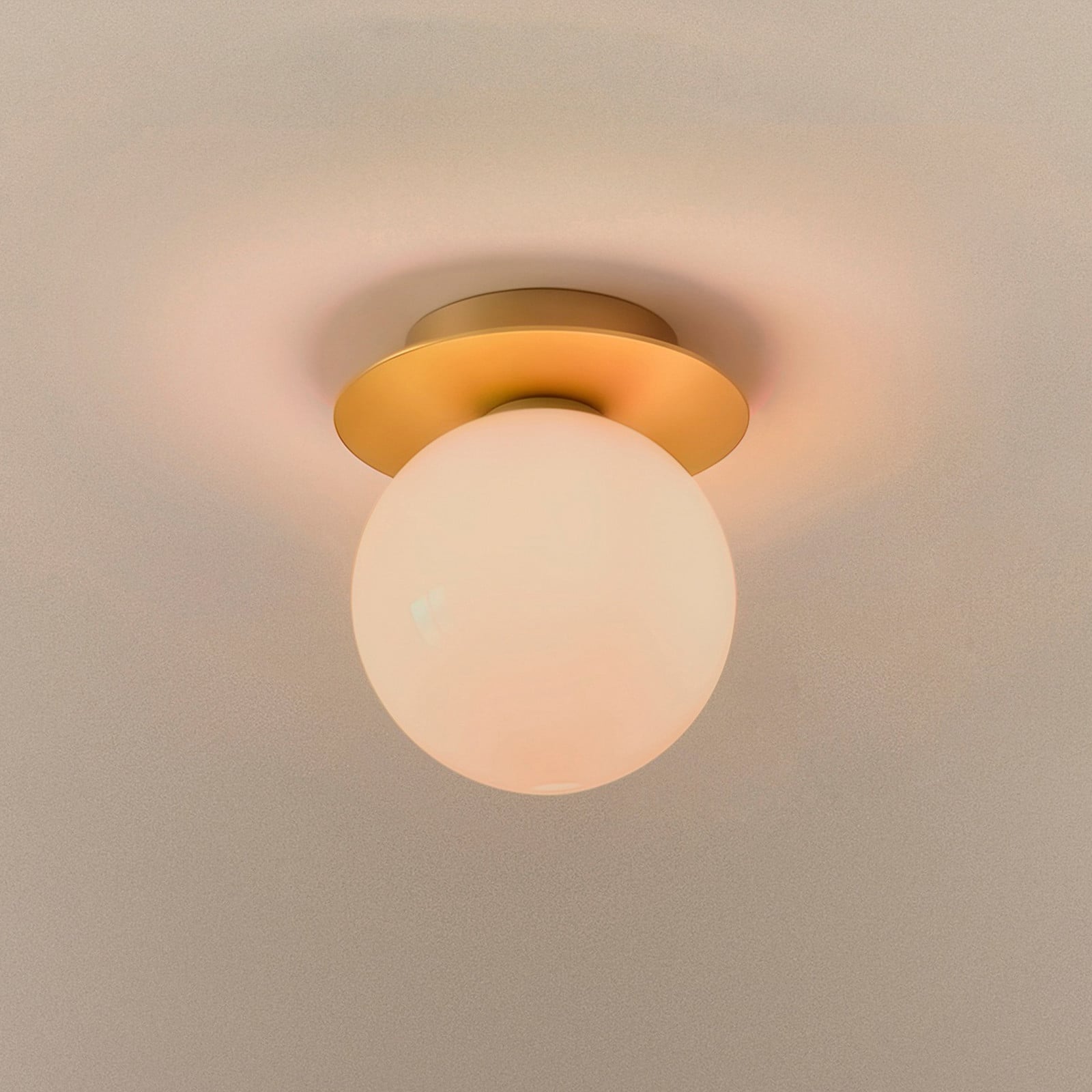 Liila 1 Medium væglampe, guld/rosé, IP44, G9 - Nuura Nuura Aps - Badeværelse - Design - Glas - Kugle