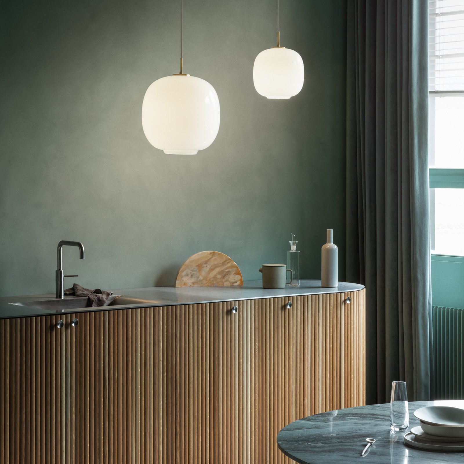 VL45 Radiohus Lustră Pendul Ø175 Brass/Glossy White Opal - Louis Poulsen