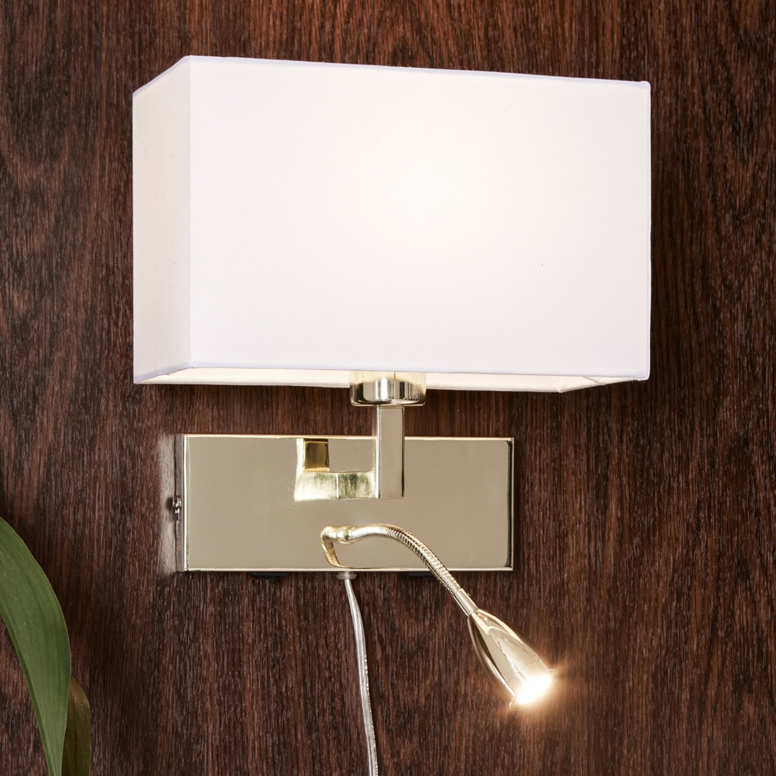 Savoy 2 V&auml;gglampa Brass/White Marksl&ouml;jd - Vardagsrum - Modern - Tyg / textil