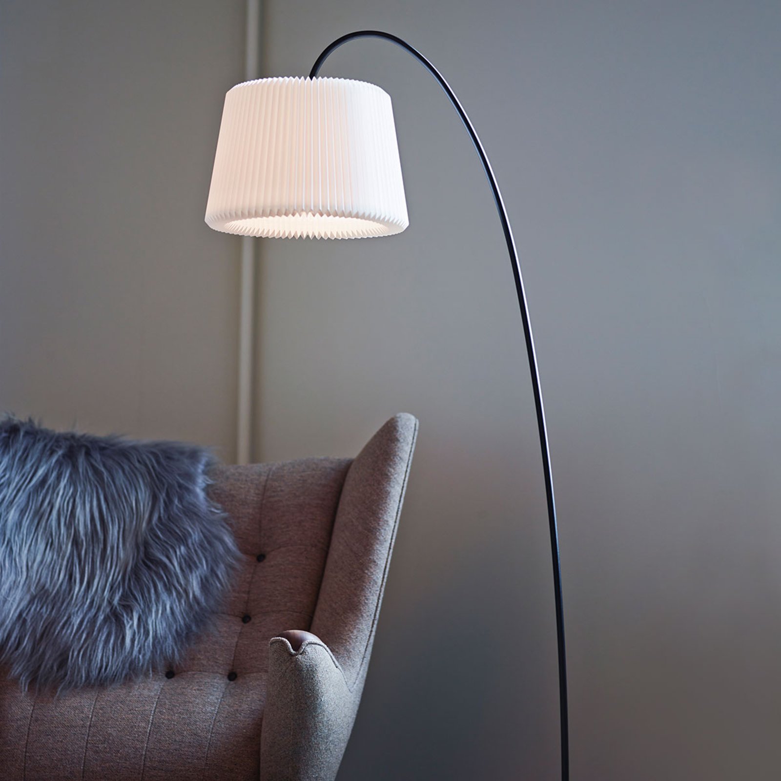 LE KLINT Lámpara de pie Snowdrop, pantalla de papel blanco