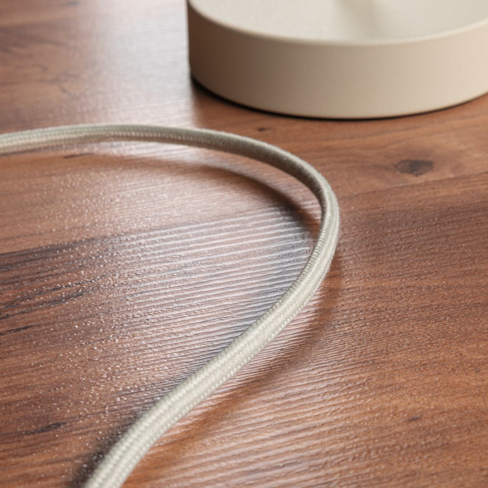 Paulmann Stellan II -pöytävalaisin, kermanvärinen, korkeus 40 cm, kangas