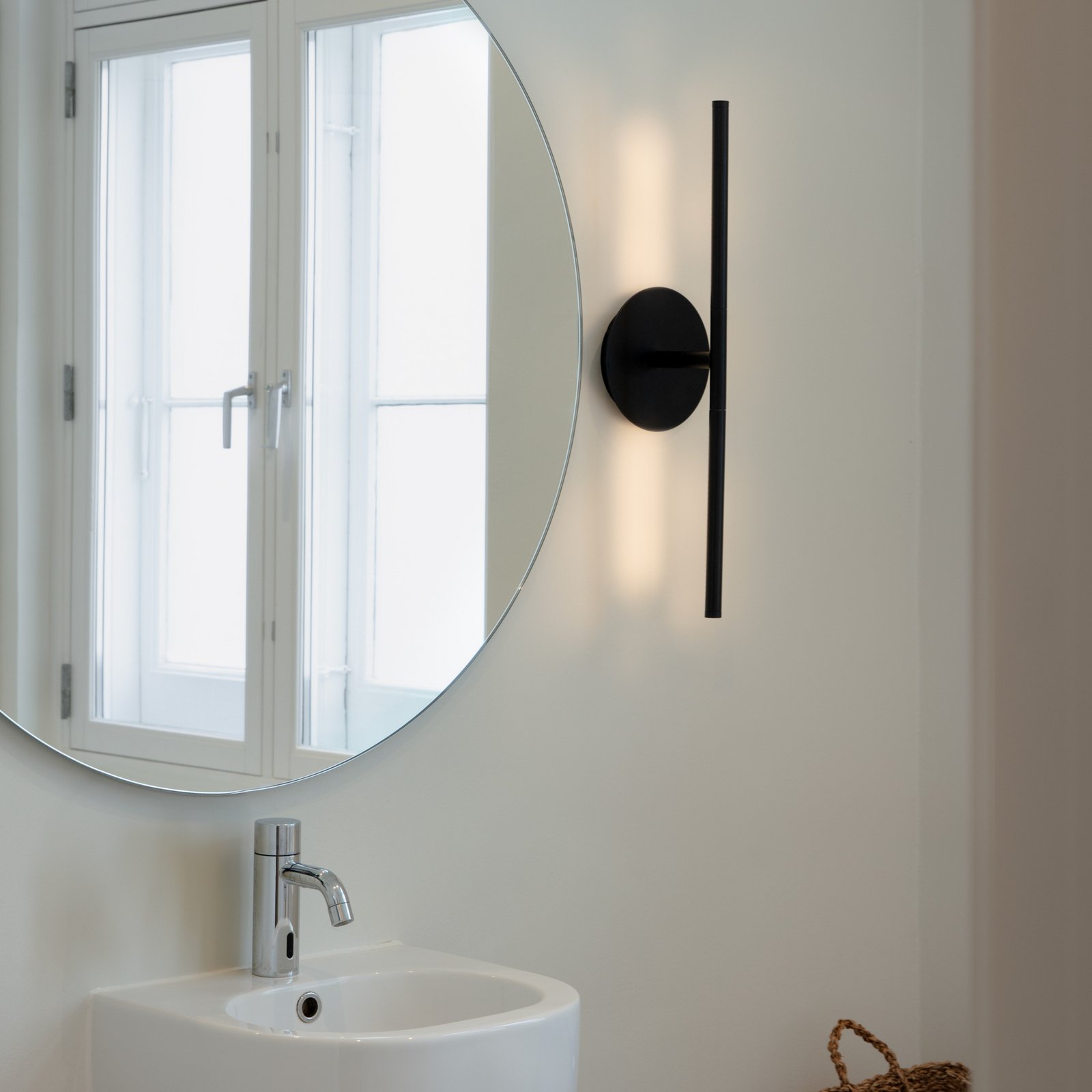 Omni LED wall light, black Width 54 cm 2-bulb - UMAGE Omni LED wall light, black Width 54 cm 2-bulb - UMAGE