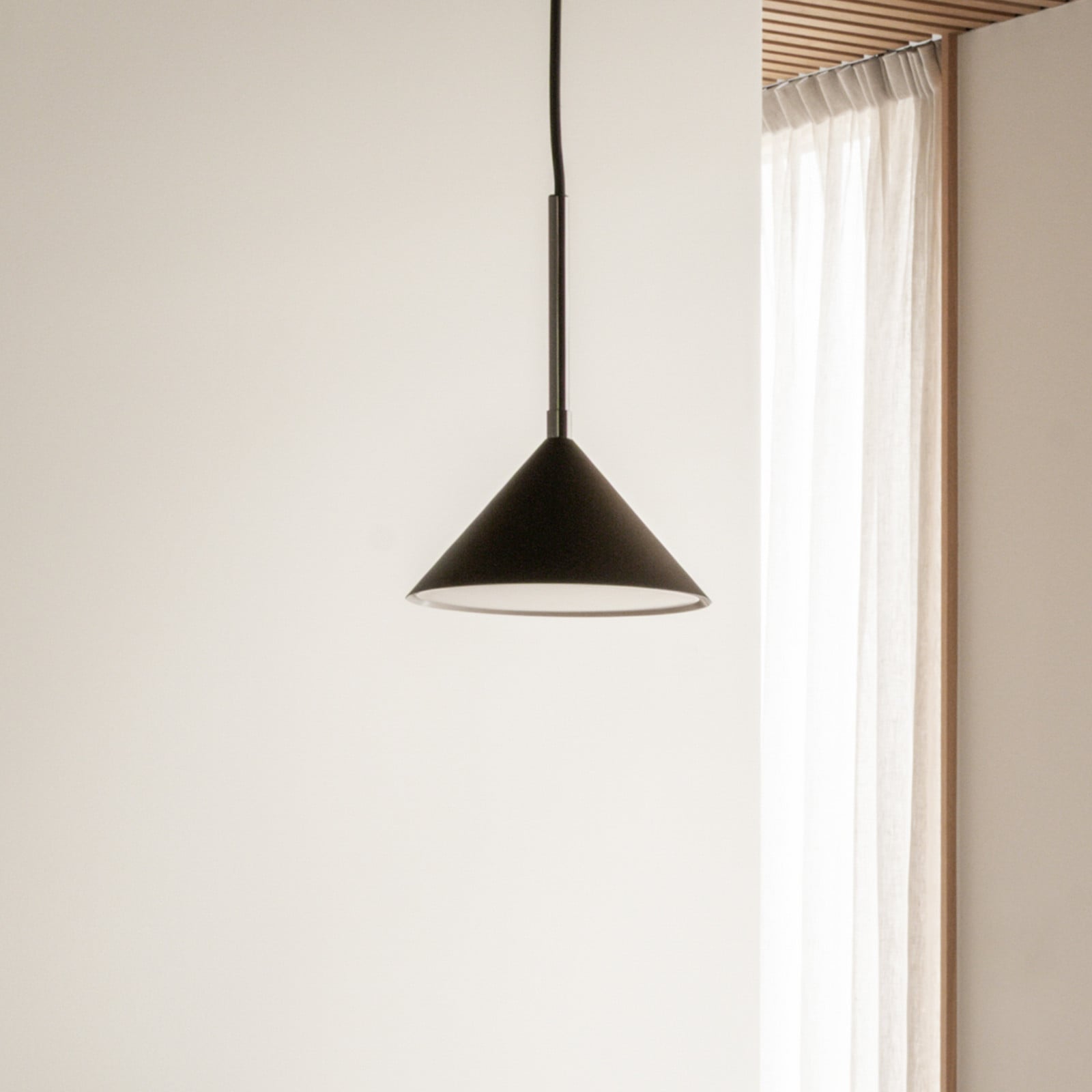 Kuro pendellampa, Ø17 cm, svart, metall, G9 Watt & Veke - Kök - Design - Med en ljuskälla | Produkter - Taklampor | Lampspecialisterna