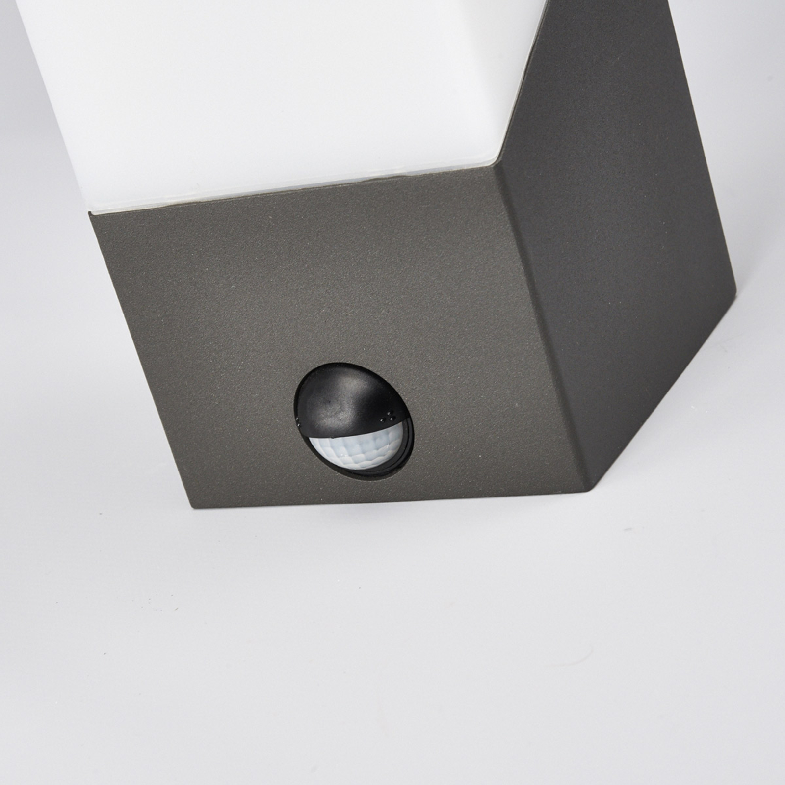 Venkovní nástěnné svítidlo Lucande Kiran, senzor, šedá, hliník, 24,3 cm
