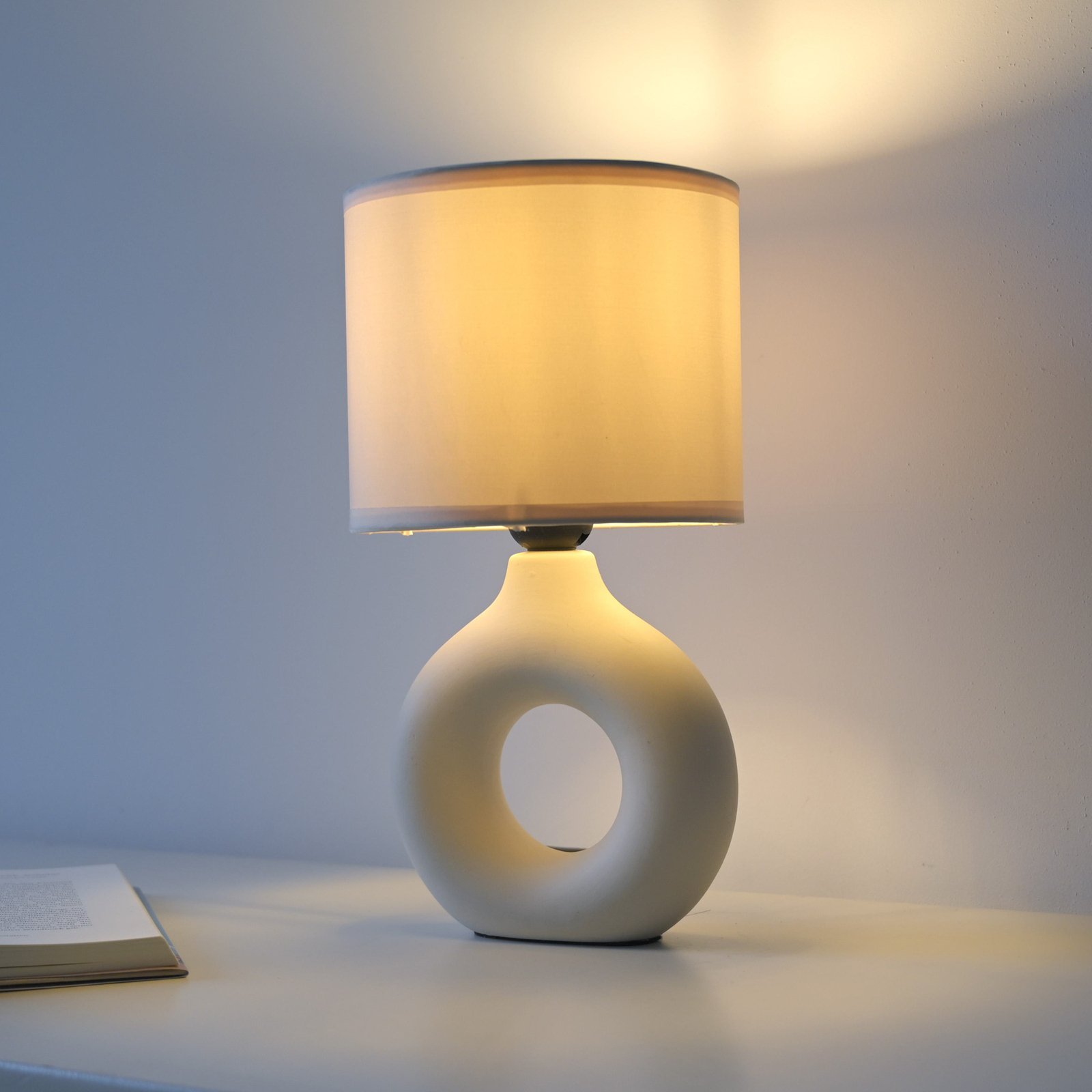 JUST LIGHT. Lámpara de mesa Carara, base de cerámica, beige