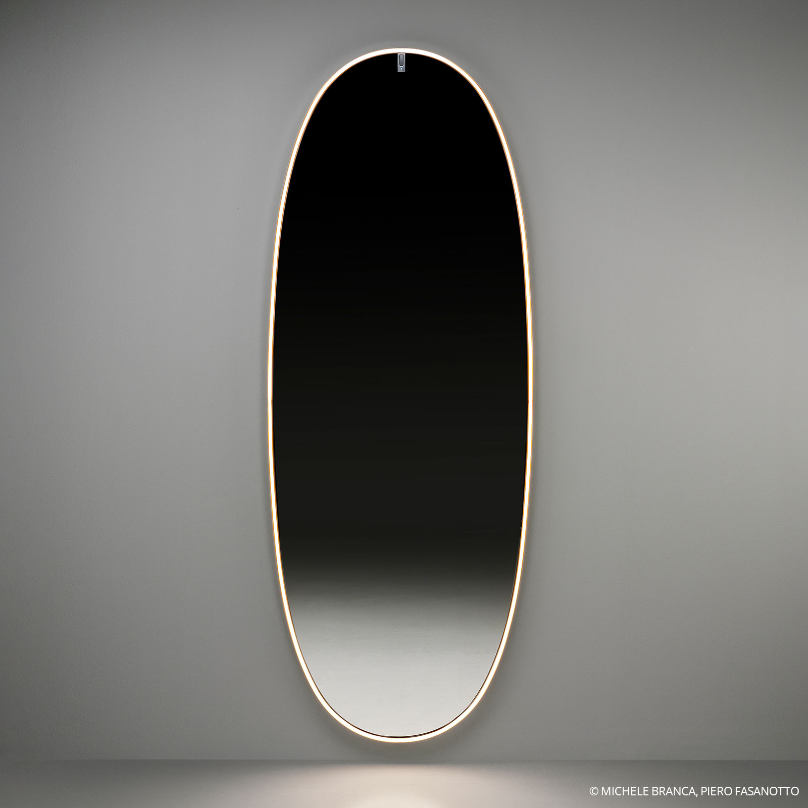 FLOS La Plus Belle LED-vægspejl, poleret bronze