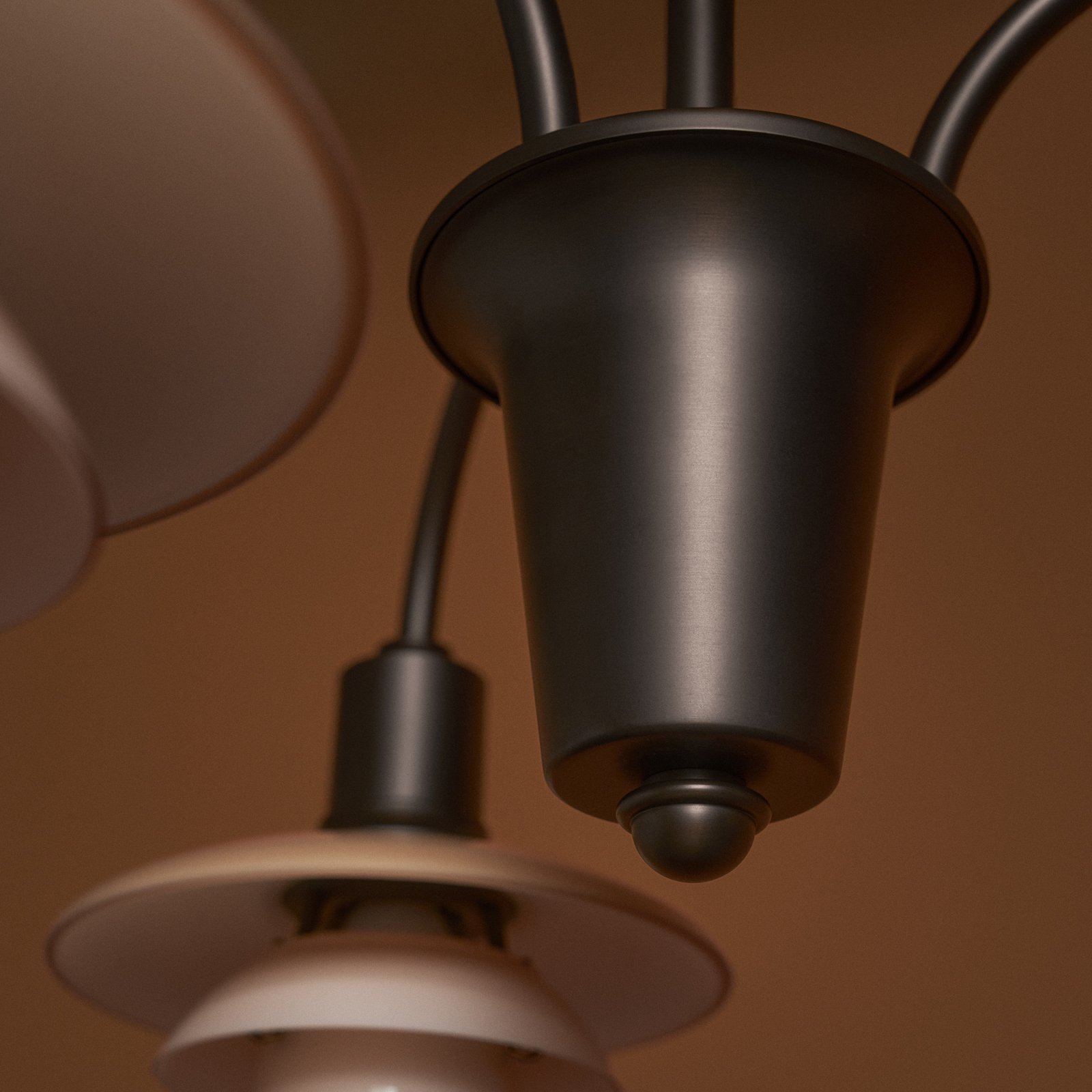 Louis Poulsen Lustre PH 1/1, laiton bruni, à 3 lampes. Louis Poulsen Lustre PH 1/1, laiton bruni, à 3 lampes.