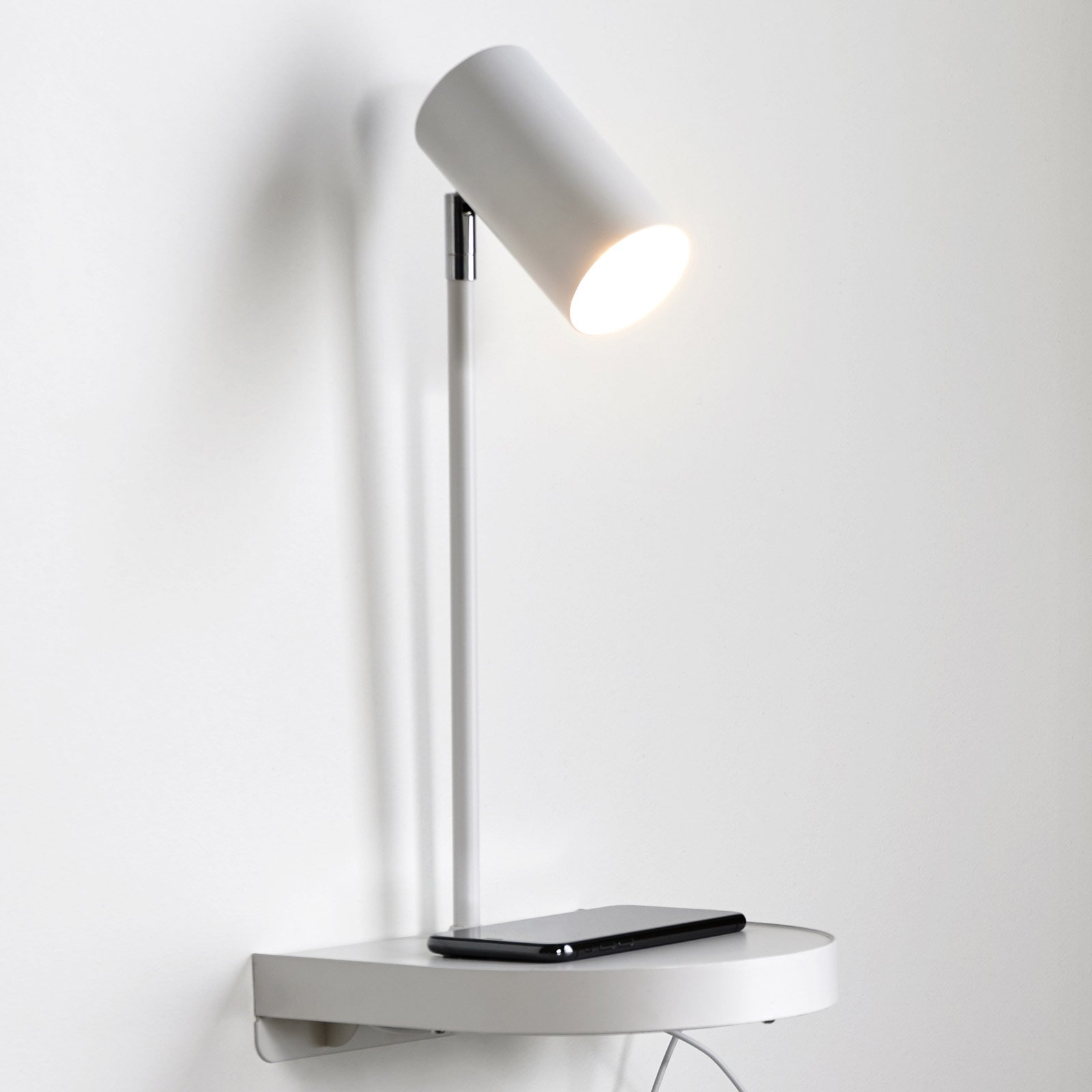 Vegglampe Cody, med hylle og USB-port, hvit