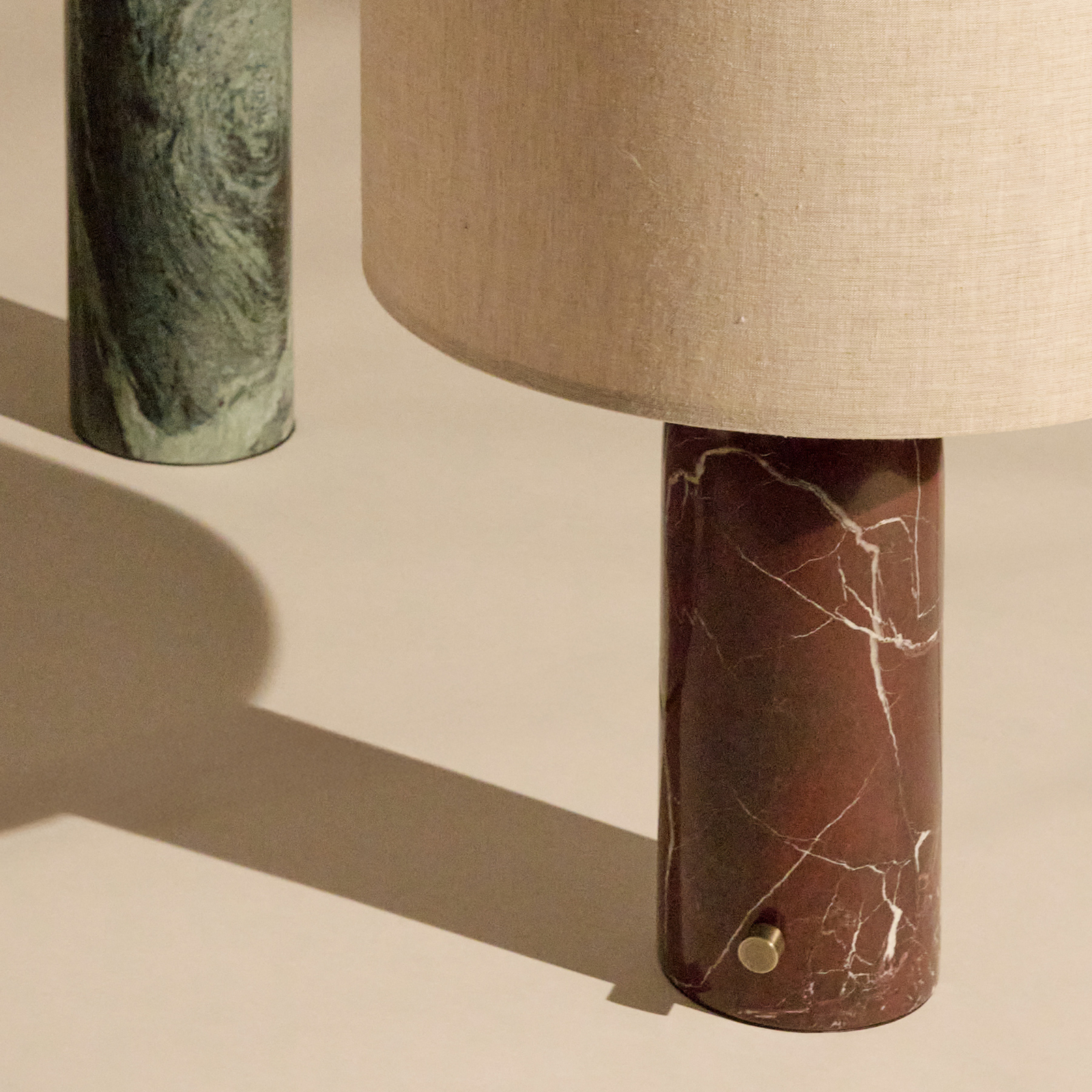 Lampe à poser Gubi Gravity Small, marbre rouge, toile crème Lampe à poser Gubi Gravity Small, marbre rouge, toile crème