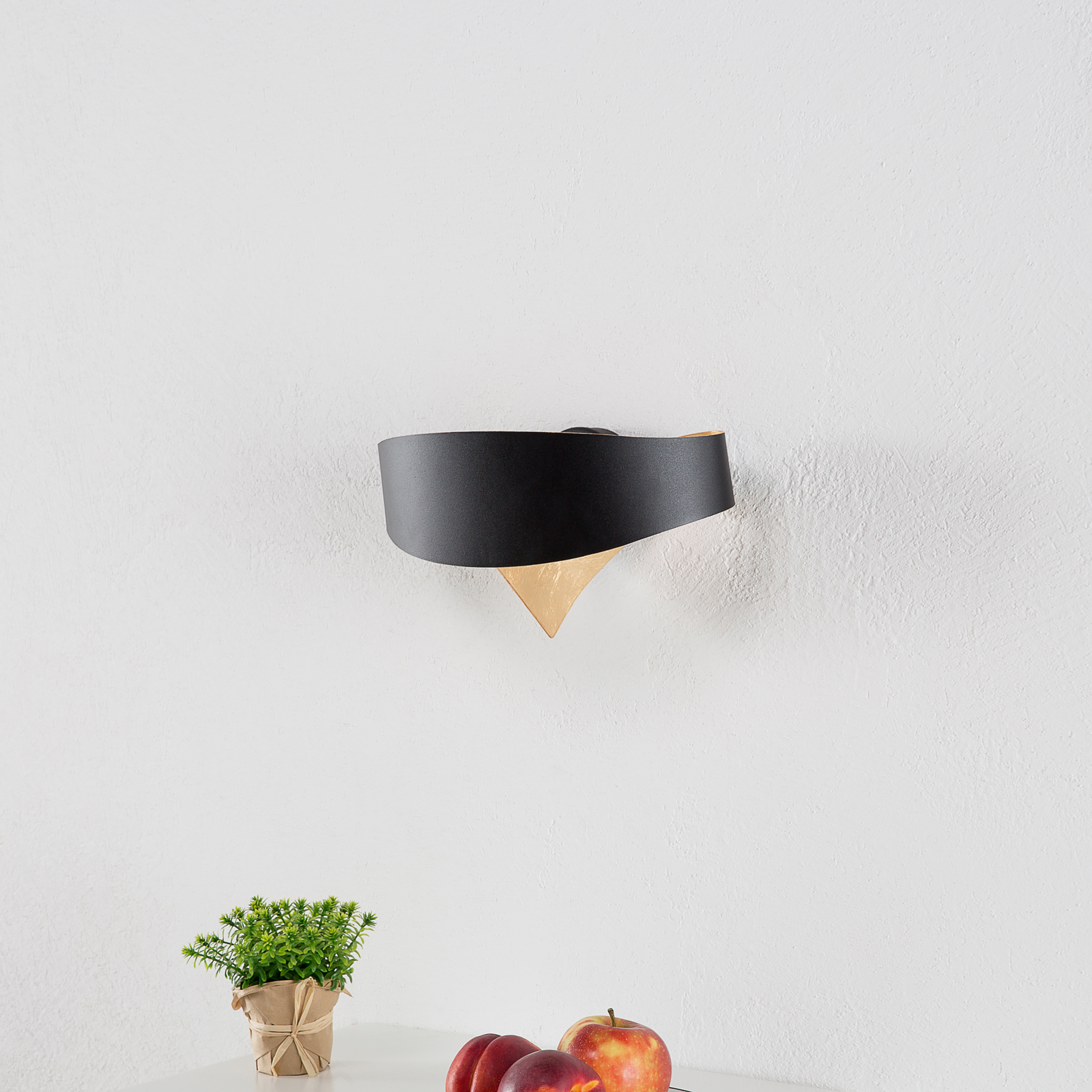 Дизайнерска стенна лампа Scudo LED в черно и златно