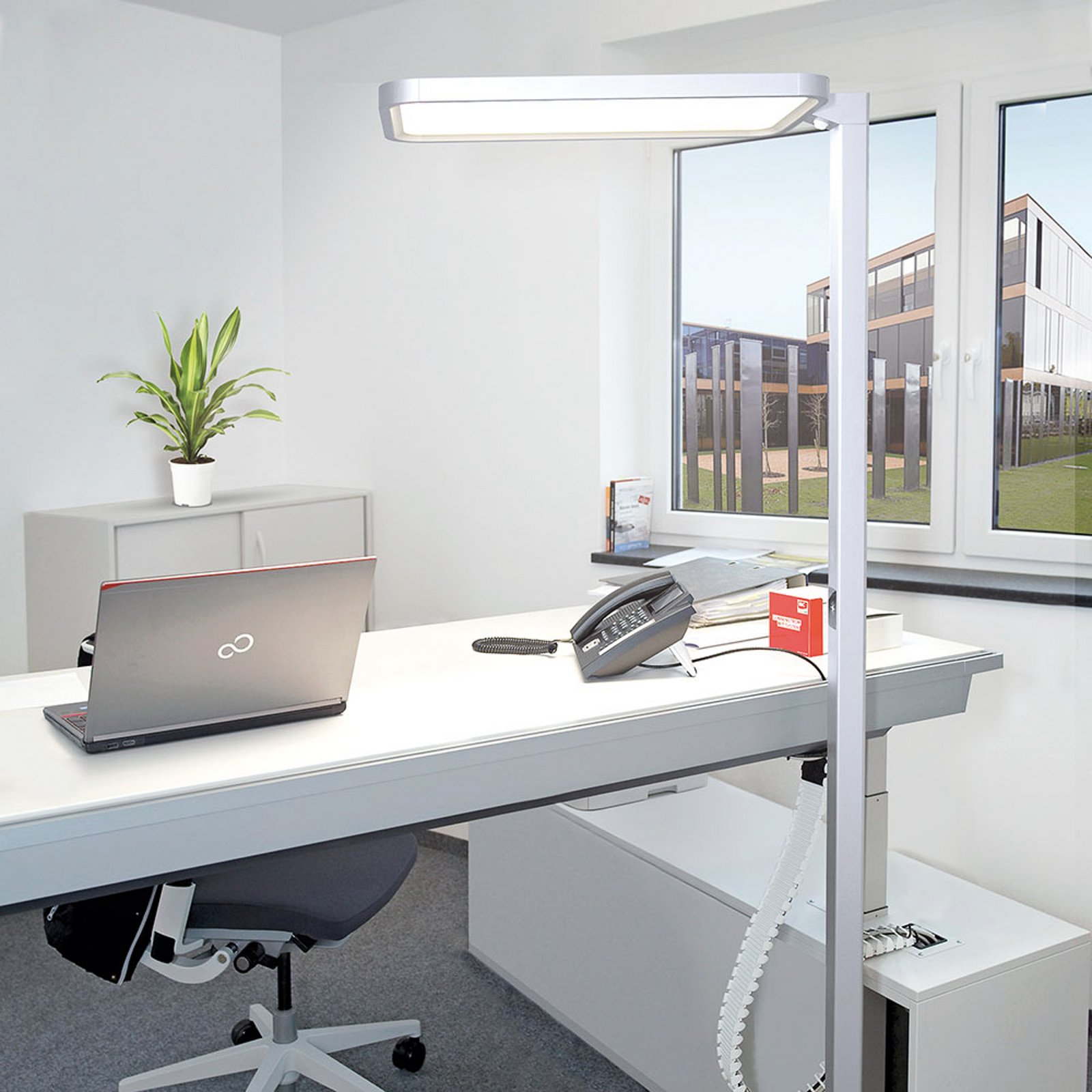 DOTLUX LED-sensoriga põrandalamp STUDIObutler hõbedane 80 W 840 dim