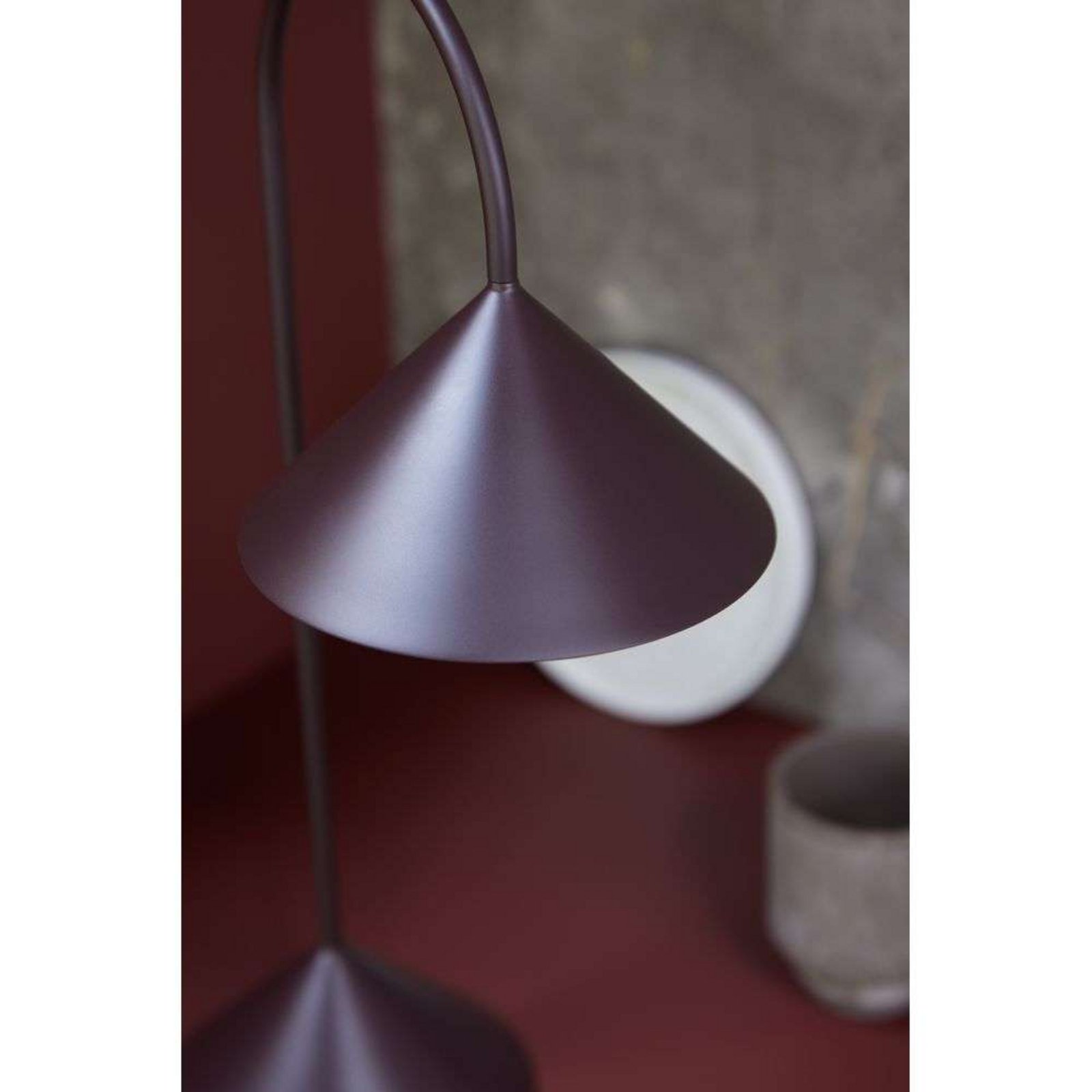 Grasp Portable Stolová Lampa H47 Matt Beetroot - Frandsen