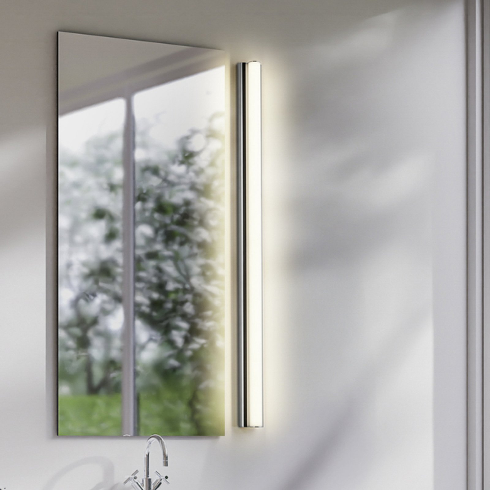 Helestra LED mirror light LOOM 2, length 90 cm, IP44, CCT