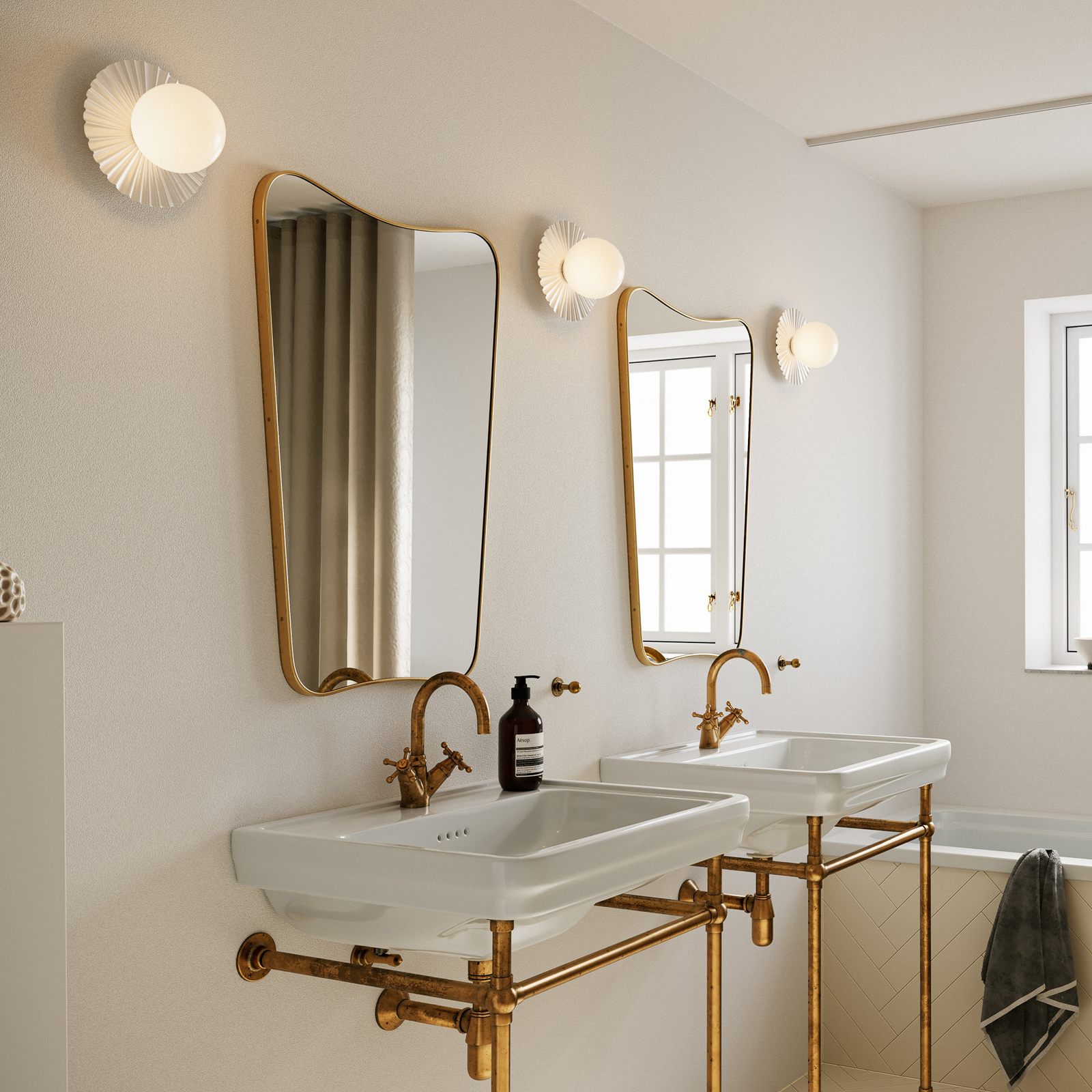 Lampa ścienna Nuura Liila Muuse, Ø 20 cm IP44, biały/opalowy