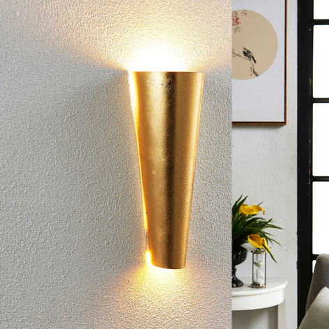 Piękna w swej formie lampa ścienna Conan, złota