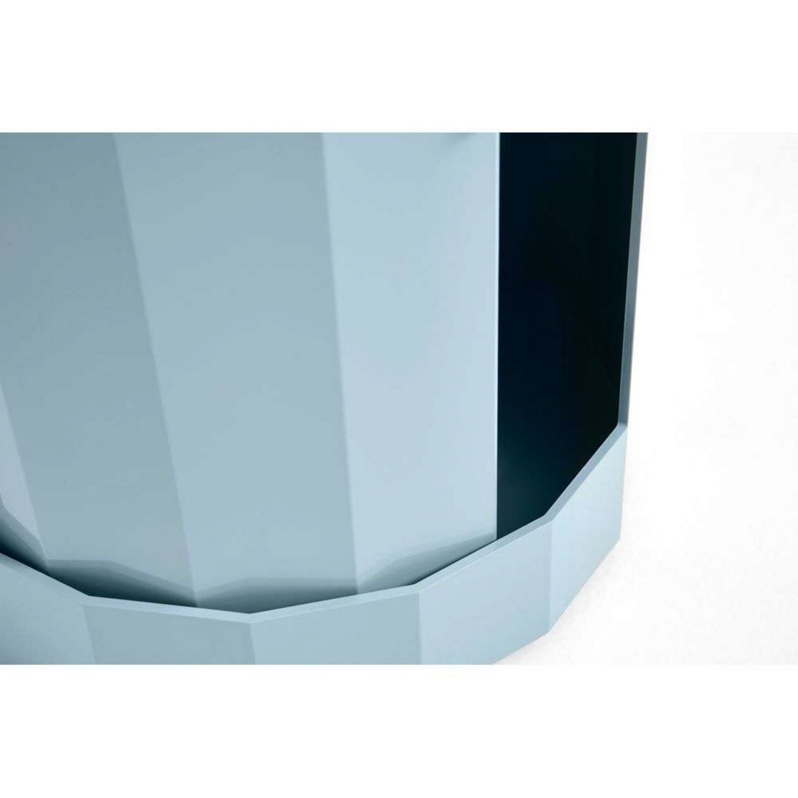 Facet sidebord, blå, 66 cm, ben og hjul - HAY