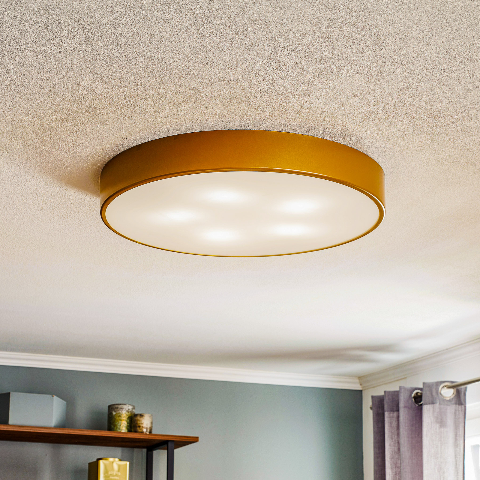 Cleo ceiling light in gold with diffuser, Ø 60 cm