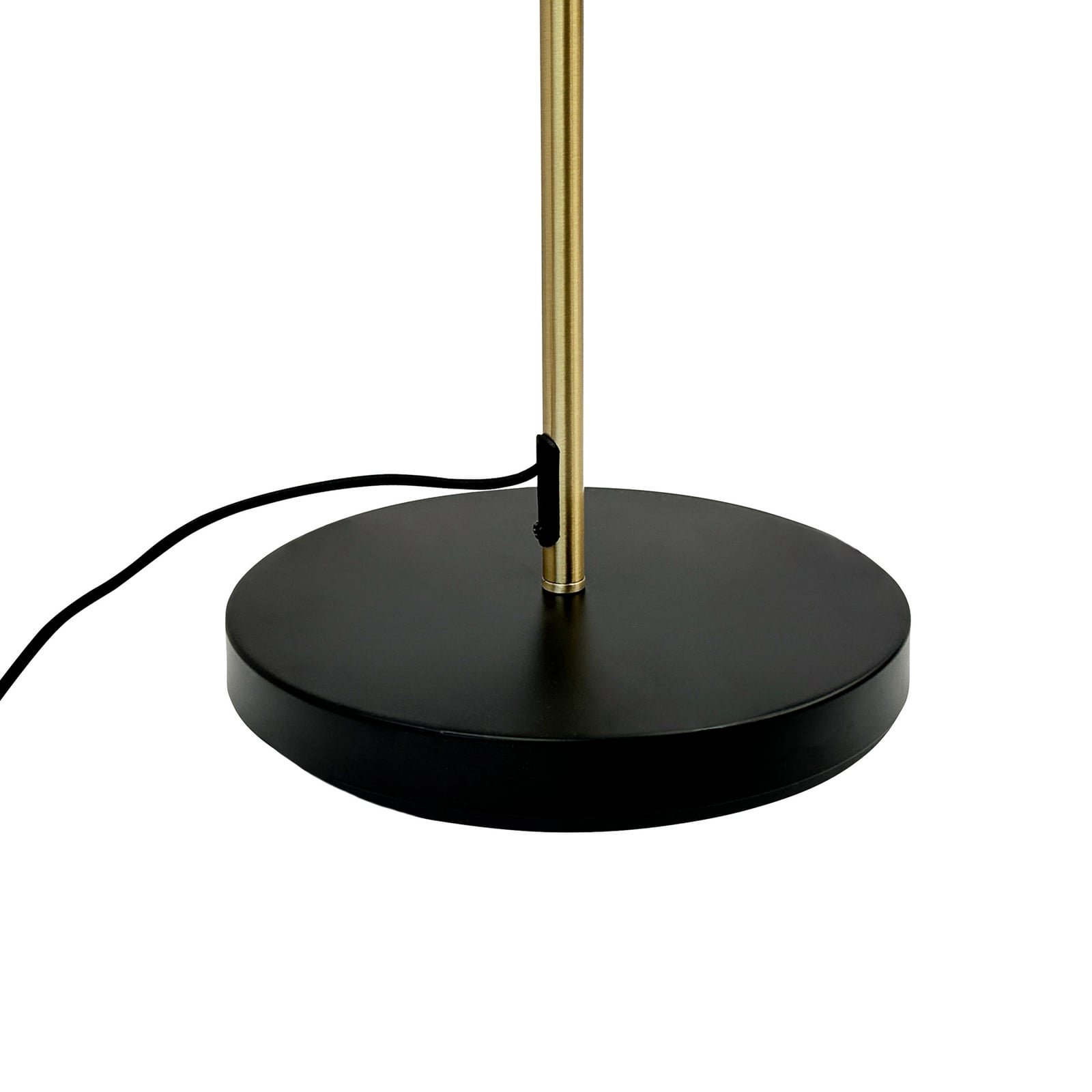 Lampe sur pied Dyberg Larsen Ocean, noir/laiton, à 2 lampes. Lampe sur pied Dyberg Larsen Ocean, noir/laiton, à 2 lampes.