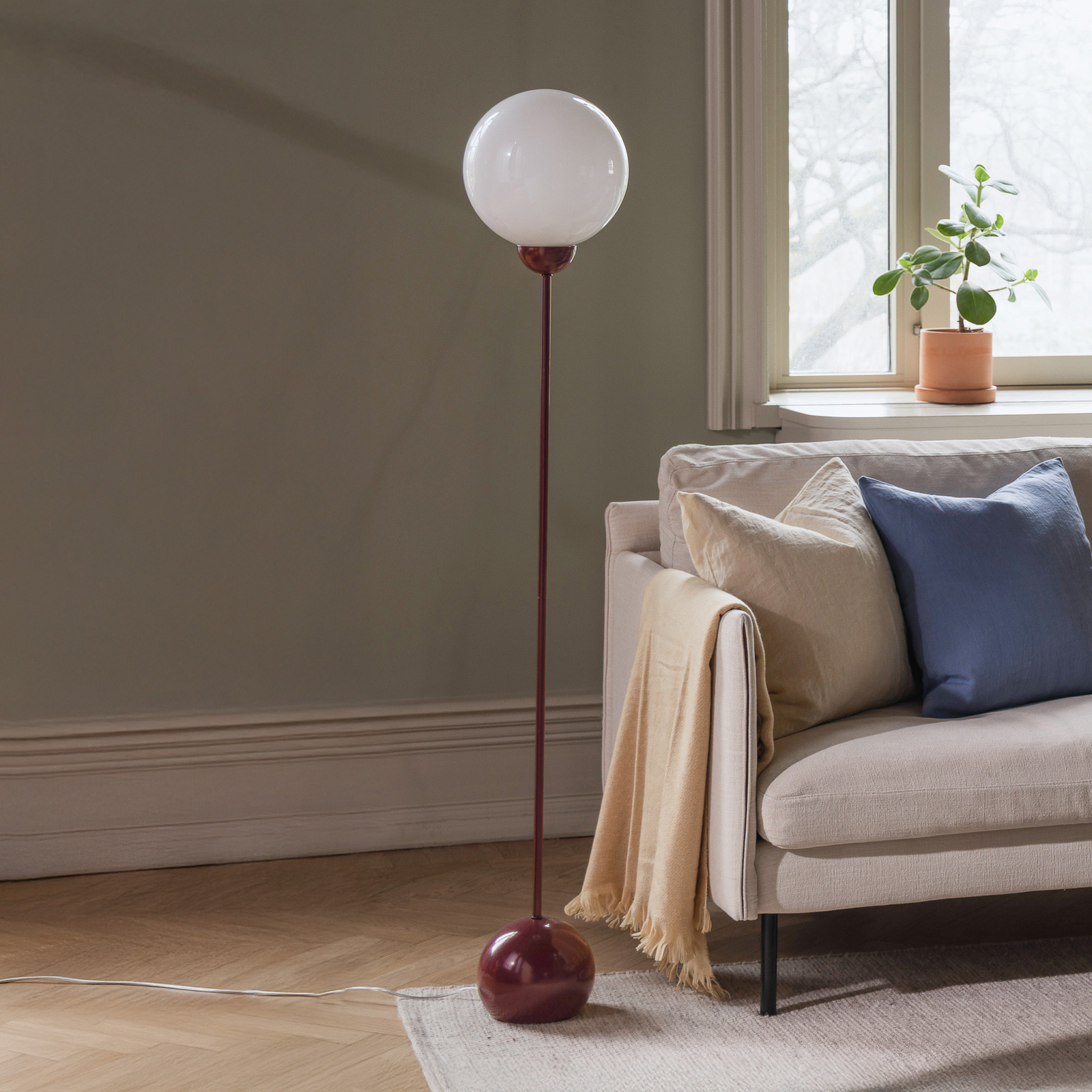 Globen Lighting Ripley álló világítás, bordó üveg, 144 cm Globen Lighting Ripley álló világítás, bordó üveg, 144 cm