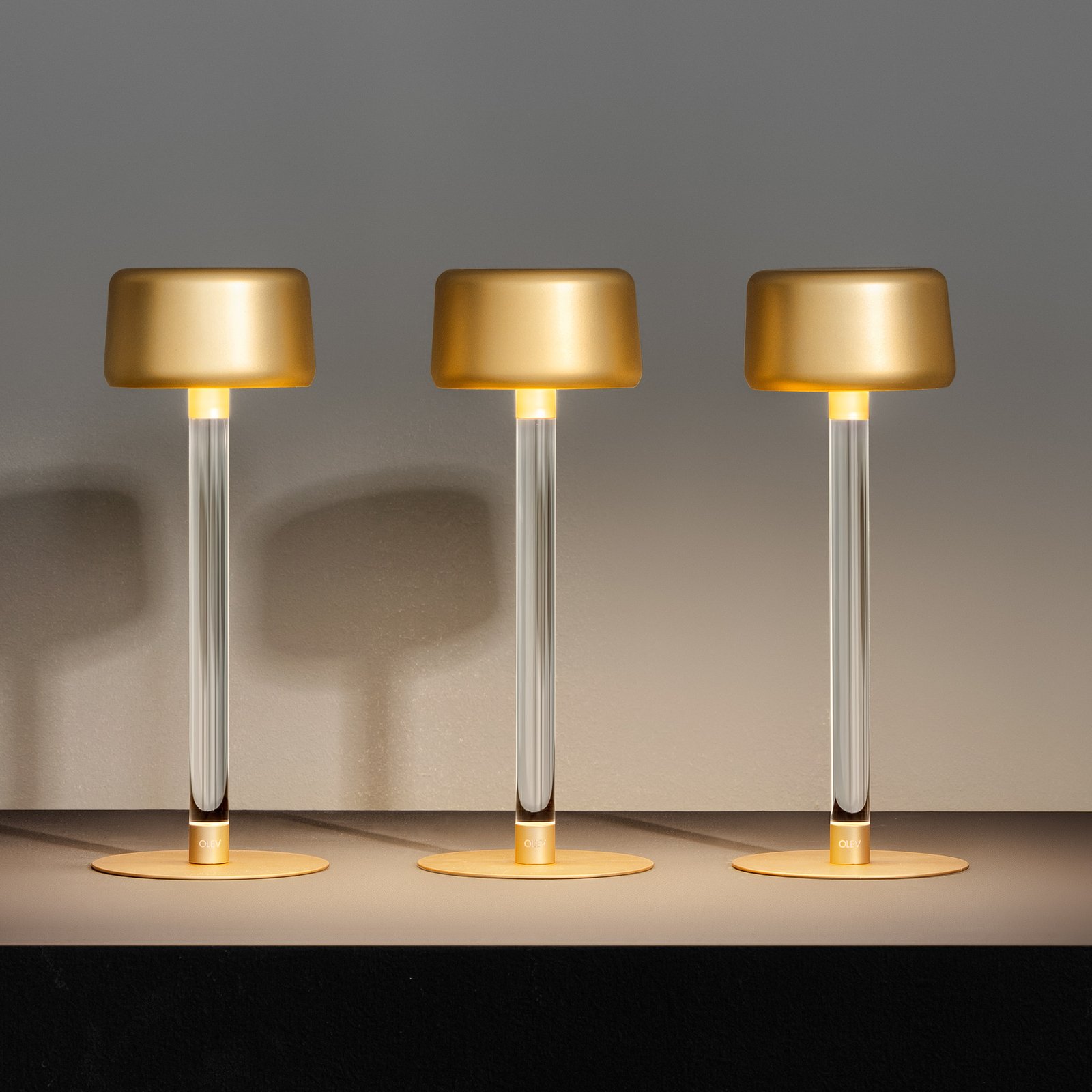 Dizajnová stolová lampa OLEV Tee s dobíjacou batériou, zlatá