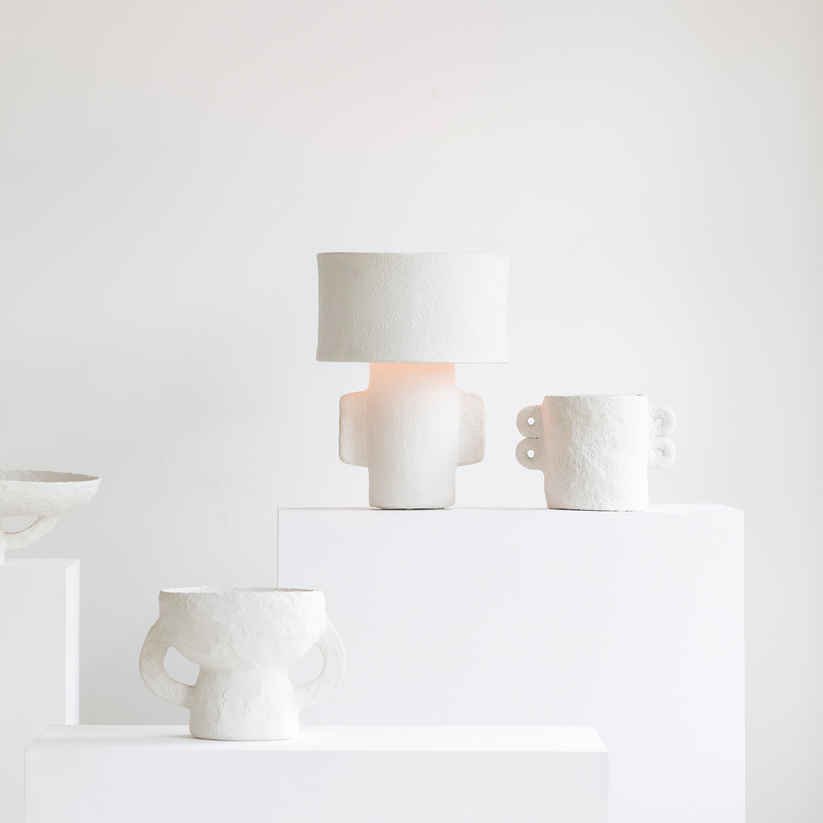 01 S WHITE EARTH bordlampe, hvid, papmaché, højde 47 cm, E27 – Serax