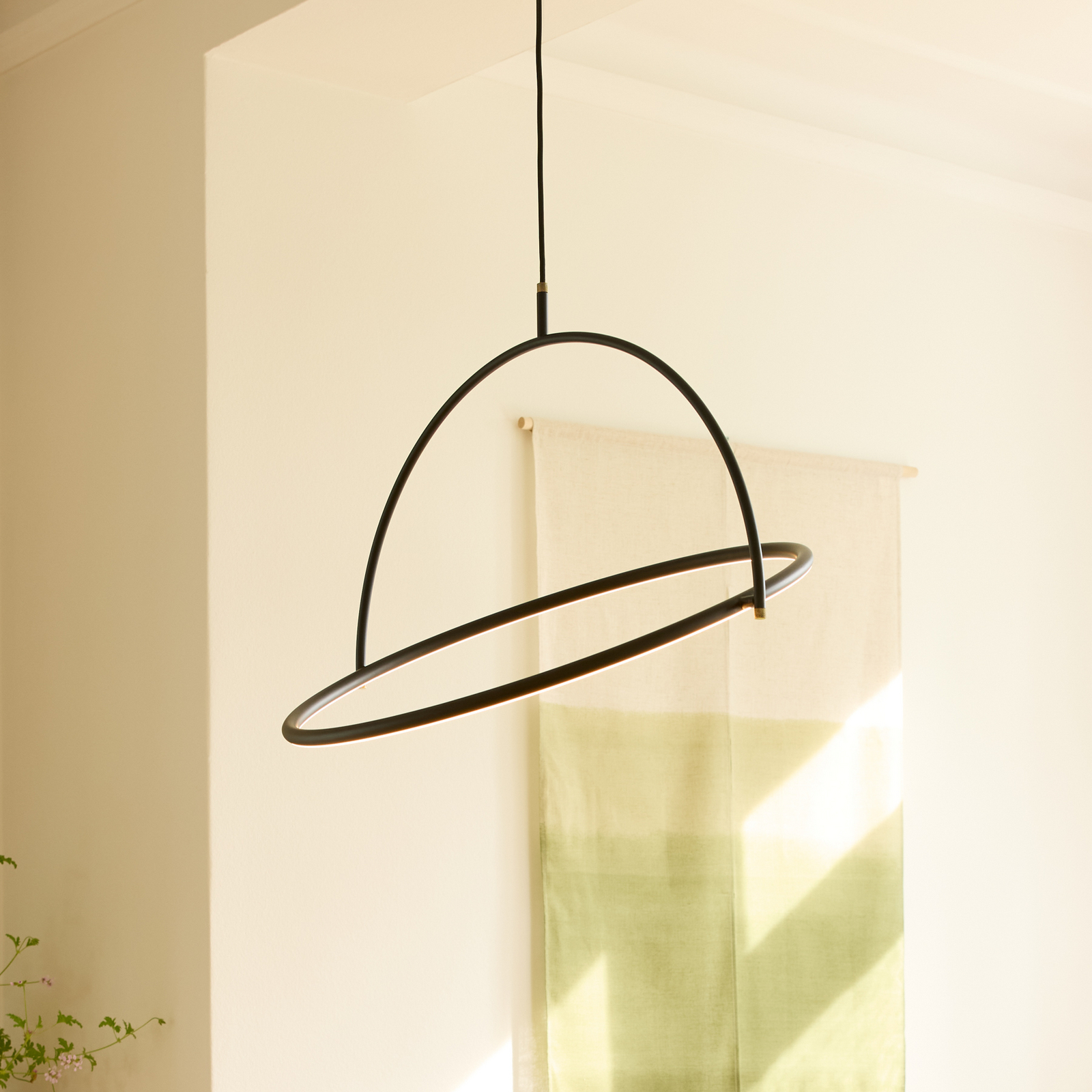 TILT LED hanglamp, Ø 60 cm, zwart, stepdim - Halo Design