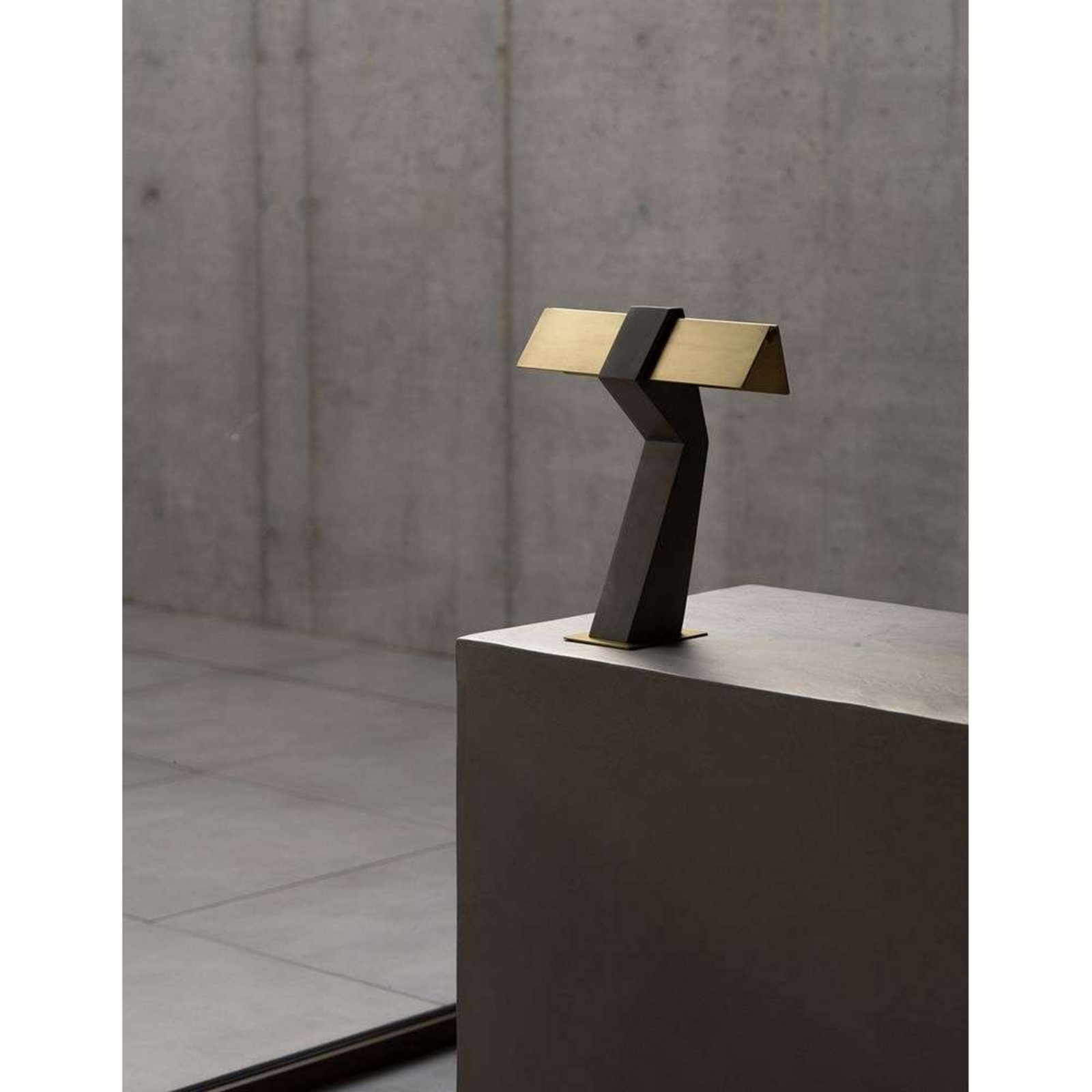 Tau Stolní Lampa Brass/Concrete - DCW