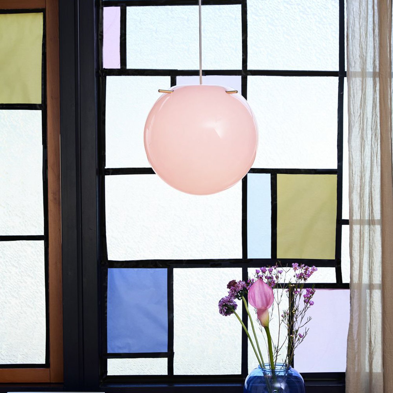 FRANDSEN viseča svetilka Koi, steklo, vrtnica/medenina, Ø 32 cm