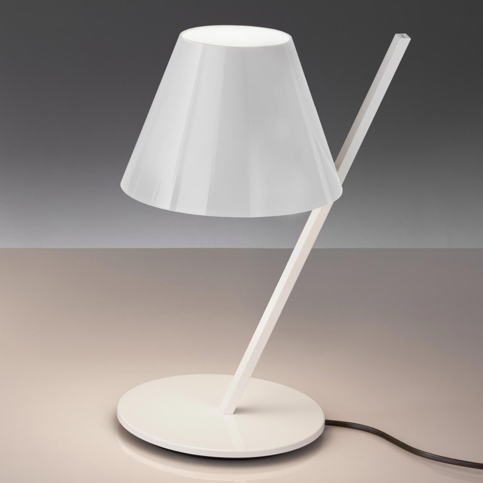 Biela dizajnová stolná lampa Artemide La Petite